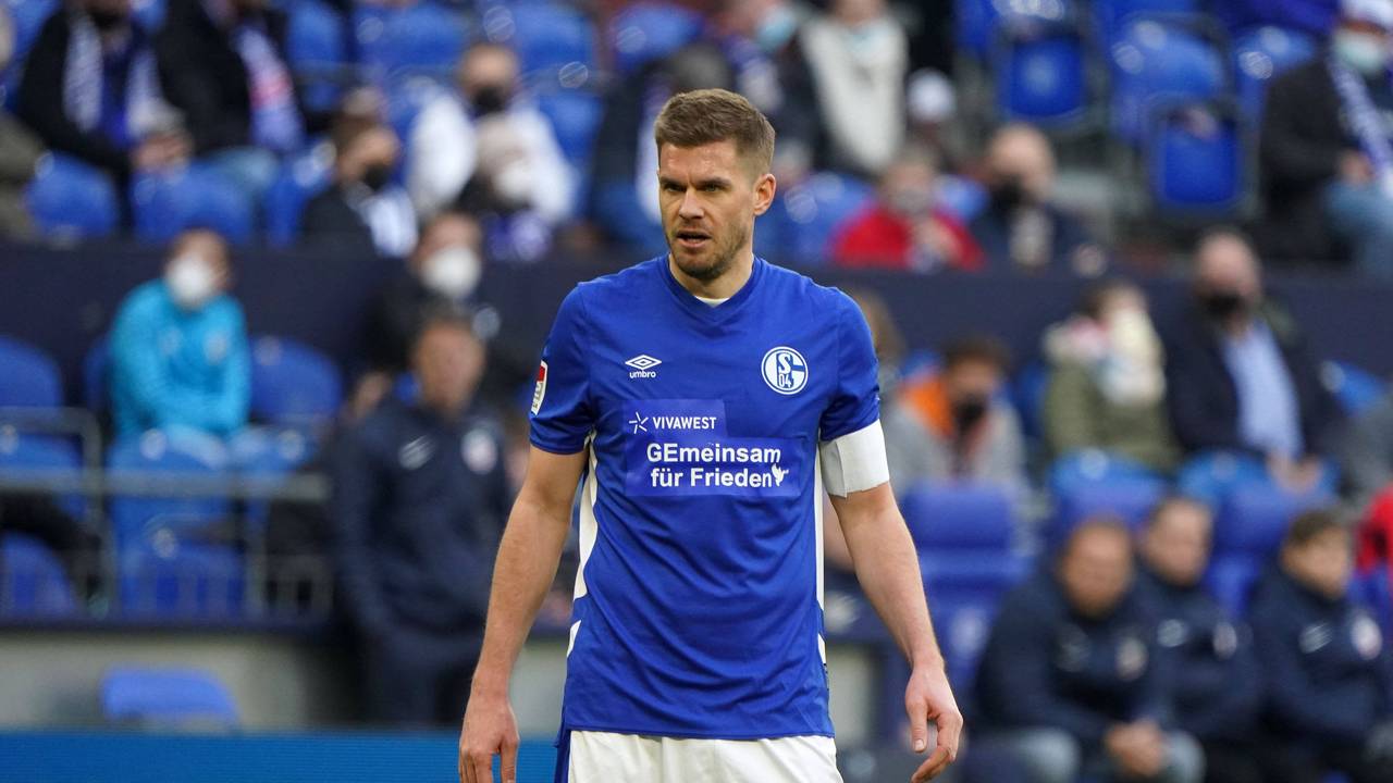 Simon Terrode steht auf dem Platz.