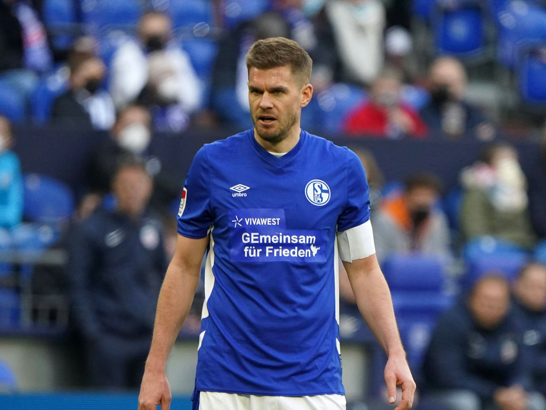 Simon Terrode steht auf dem Platz.