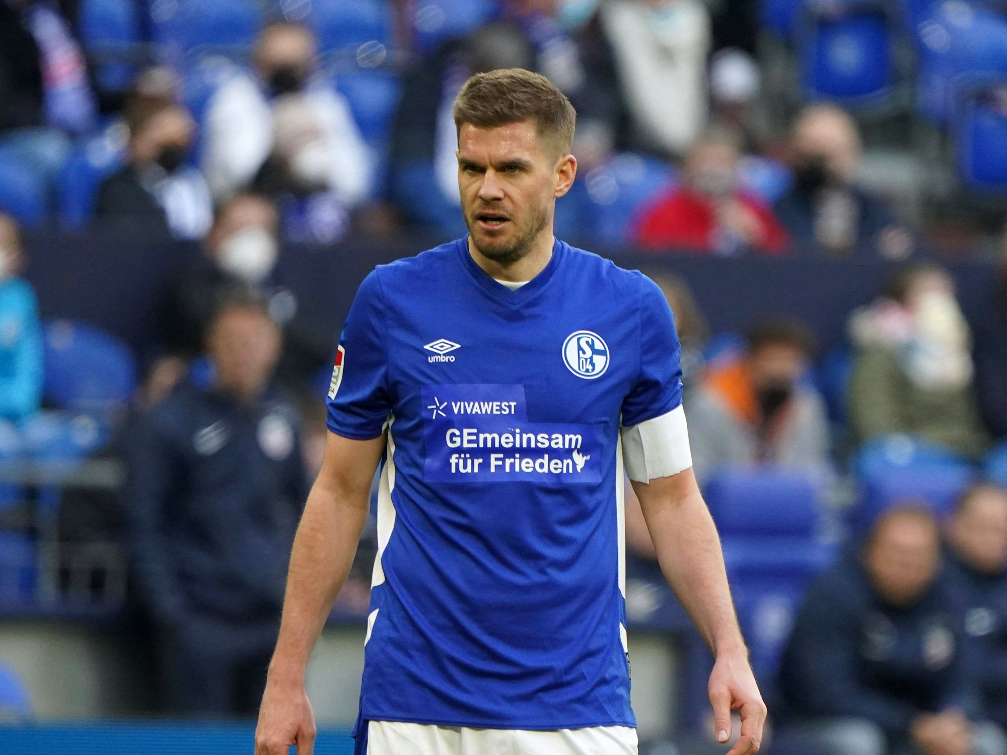 Simon Terrode steht auf dem Platz.