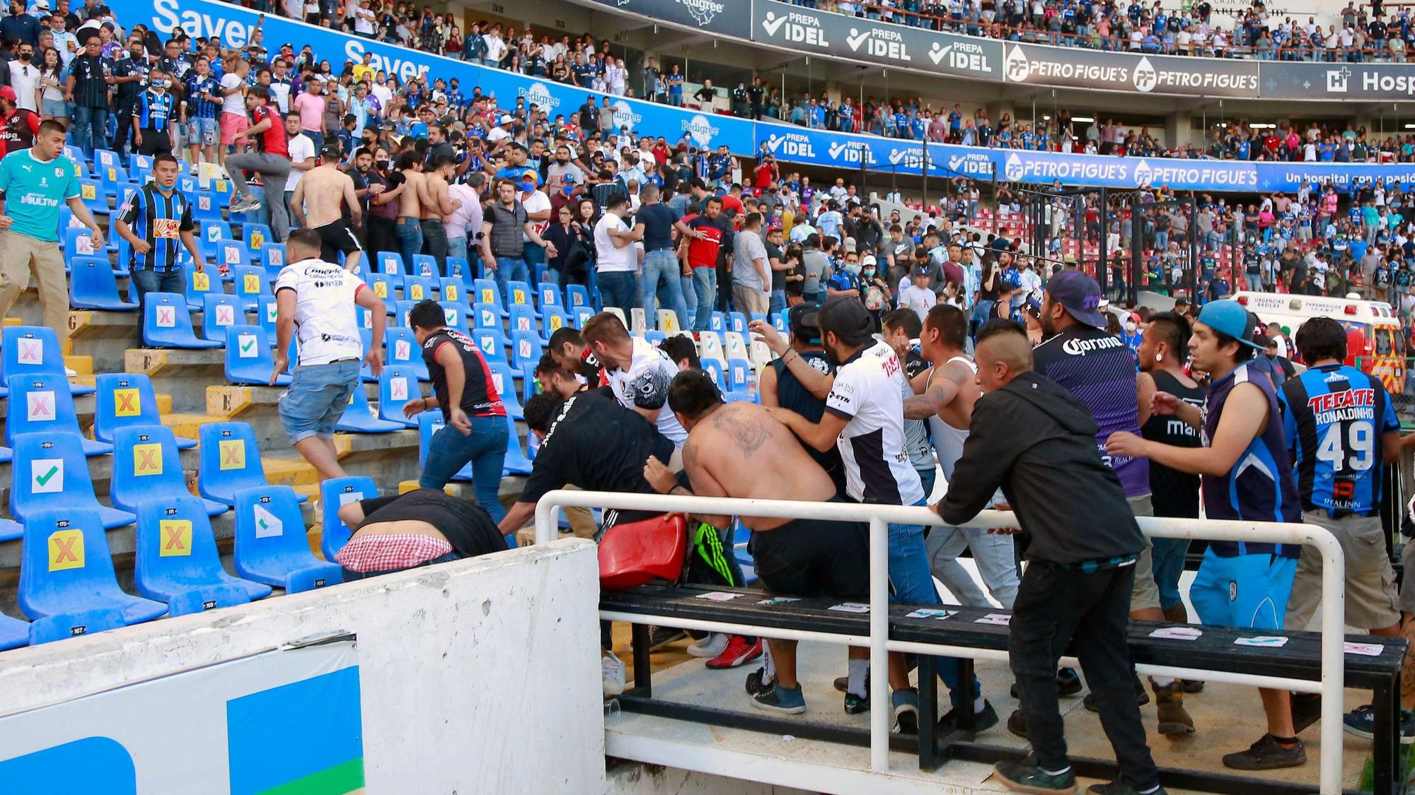 Jagdszenen auf den Tribünen beim Spiel zwischen Querétaro FC und Atlas Guadalajara in Mexiko