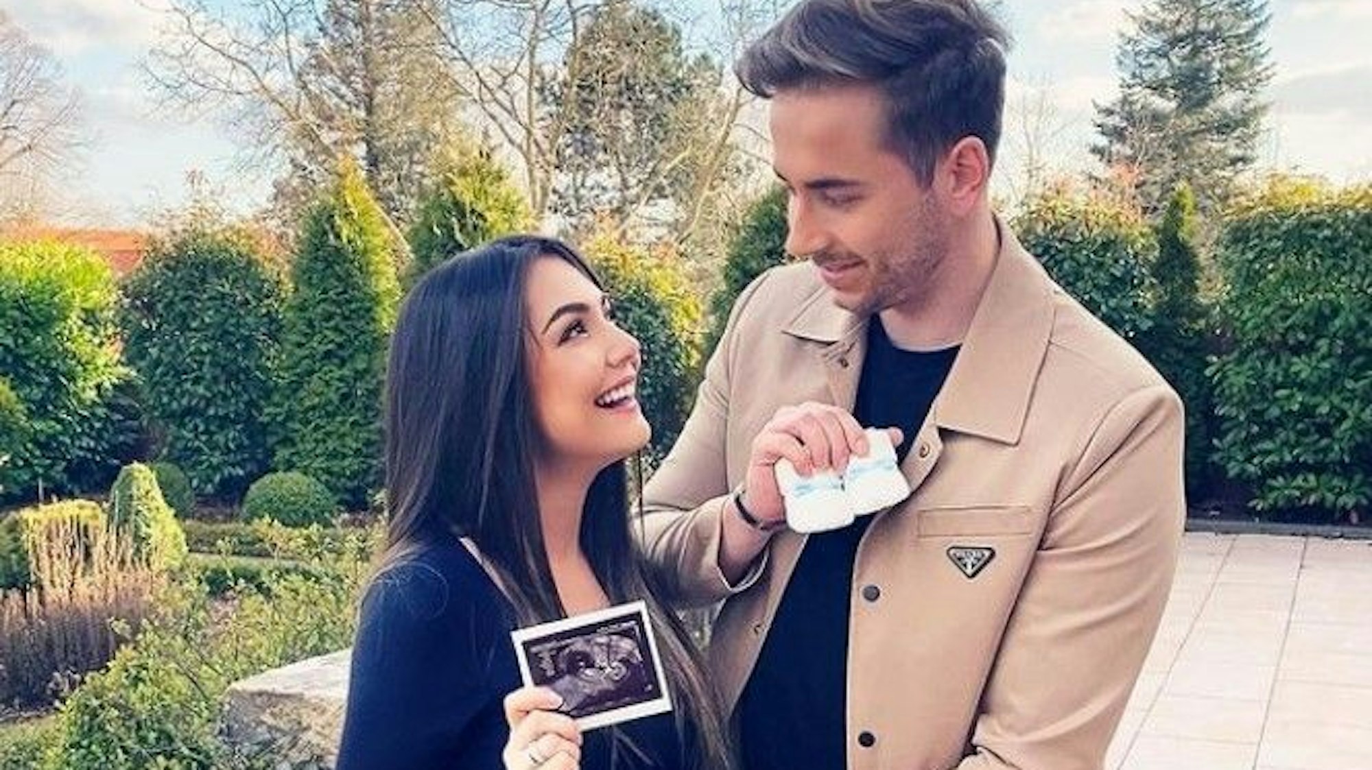 Katharina Eisenblut und Niko Kronenbitter sind seit Oktober verlobt. Mit diesem Instagram-Bild vom 6. März gab die DSDS-Kandidatin nun ihre Schwangerschaft bekannt.