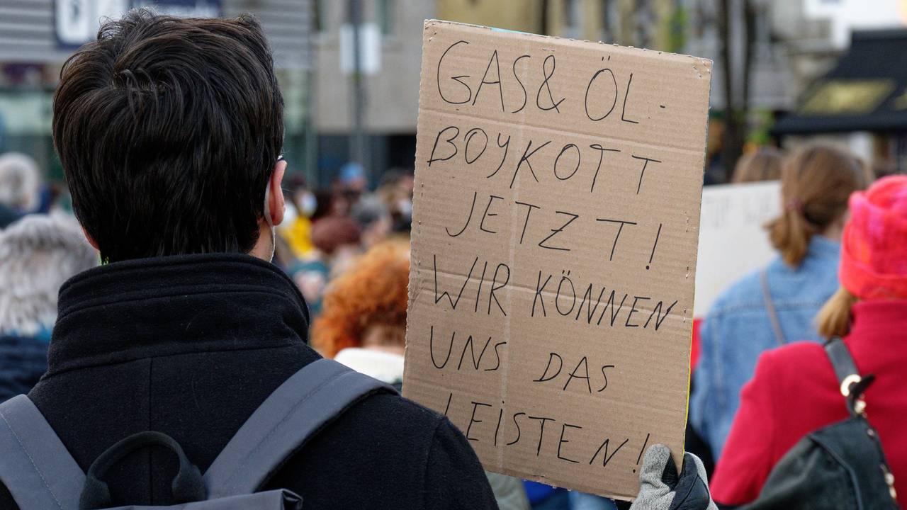 Ein Teilnehmer hält bei einer Demonstration von Fridays for Future gegen den Krieg in der Ukraine ein Schild mit Aufschrift «Gas und Öl Boykott jetzt! Wir können uns das Leisten».