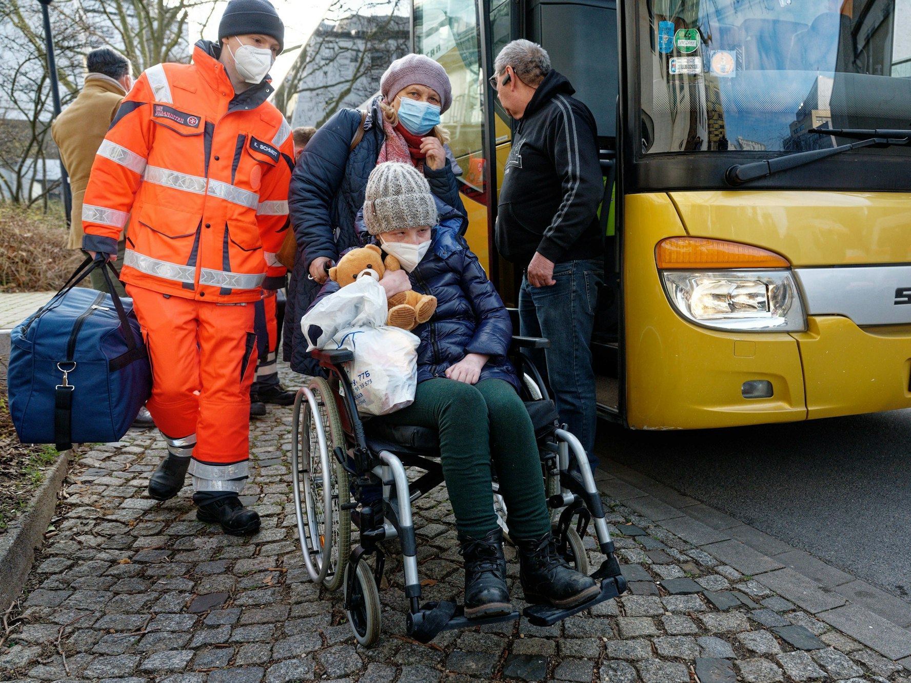 Der krebskranke Vika und seine Mutter Oxana Manshulenko aus einem Bus.