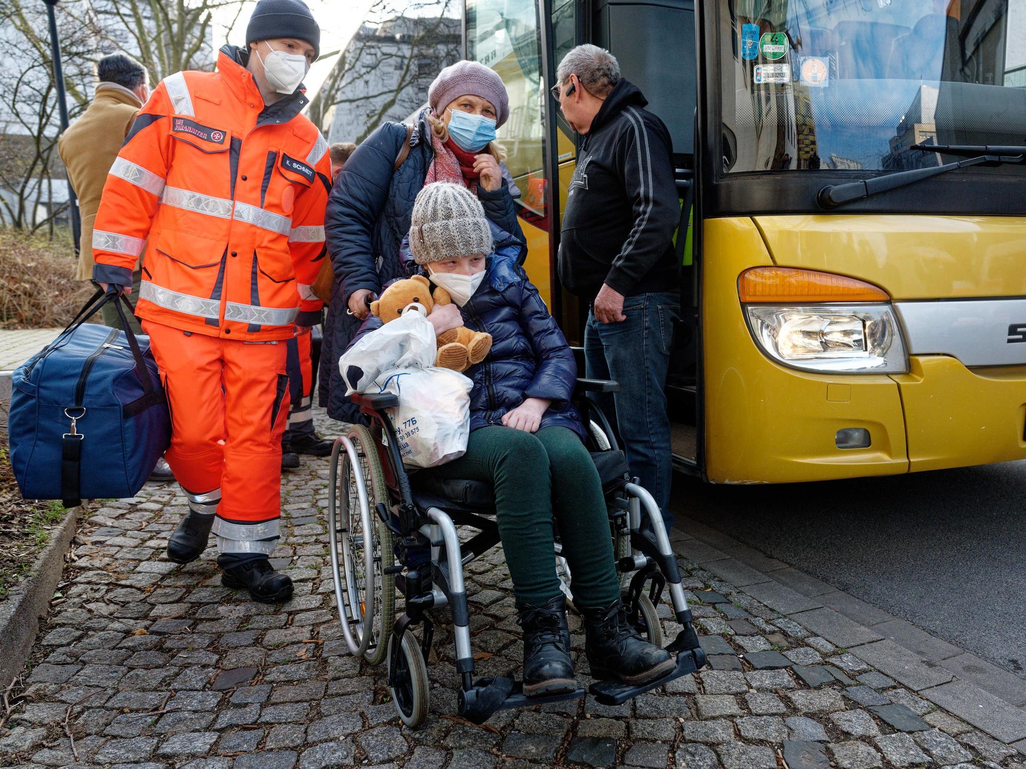 Der krebskranke Vika und seine Mutter Oxana Manshulenko aus einem Bus.
