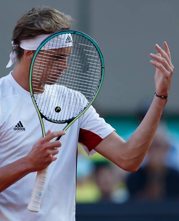 Alexander Zverev reagiert beim Spiel gegen den Brasilianer Thiago Monteiro auf die Fans.