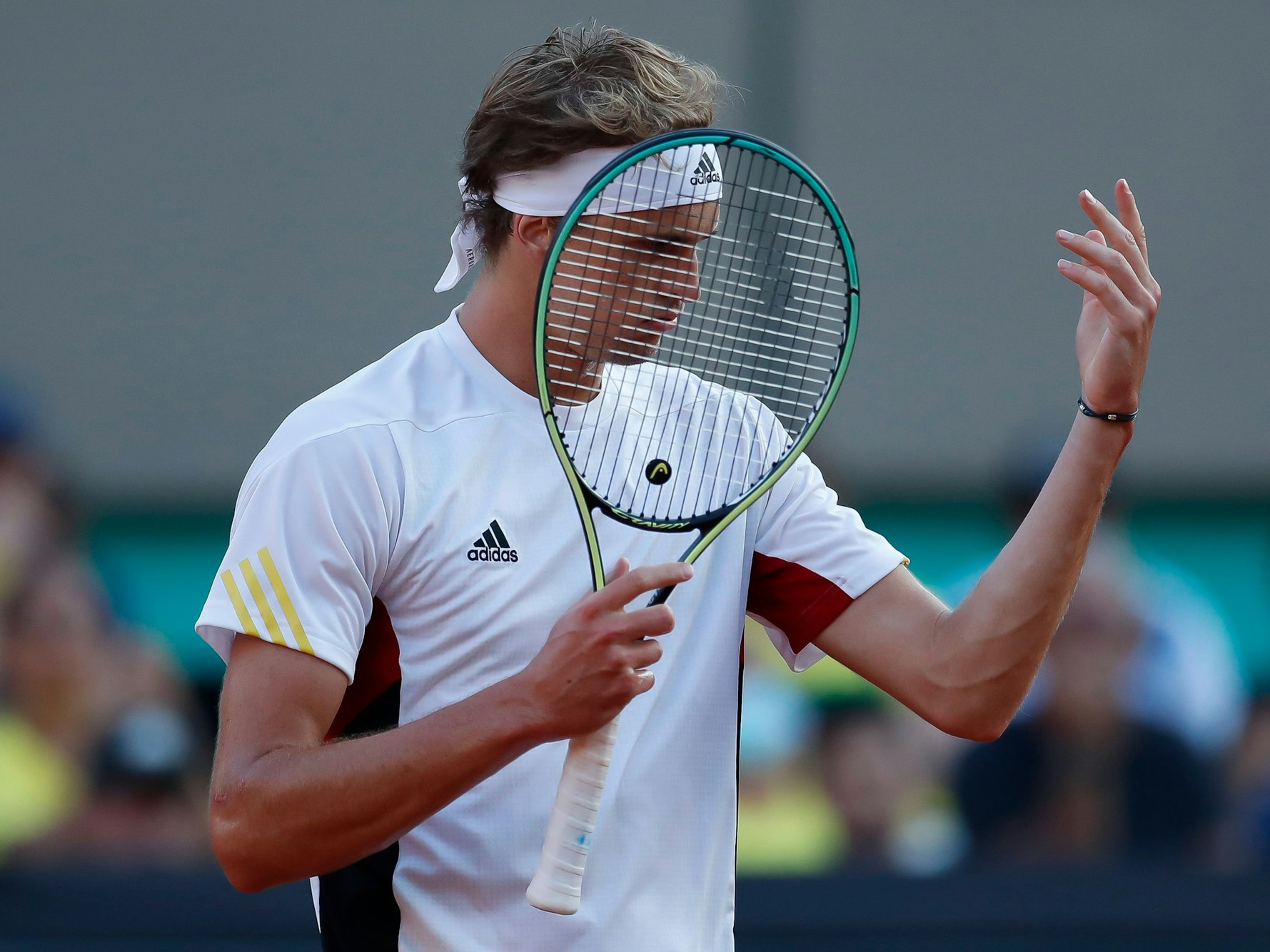 Alexander Zverev reagiert beim Spiel gegen den Brasilianer Thiago Monteiro auf die Fans.