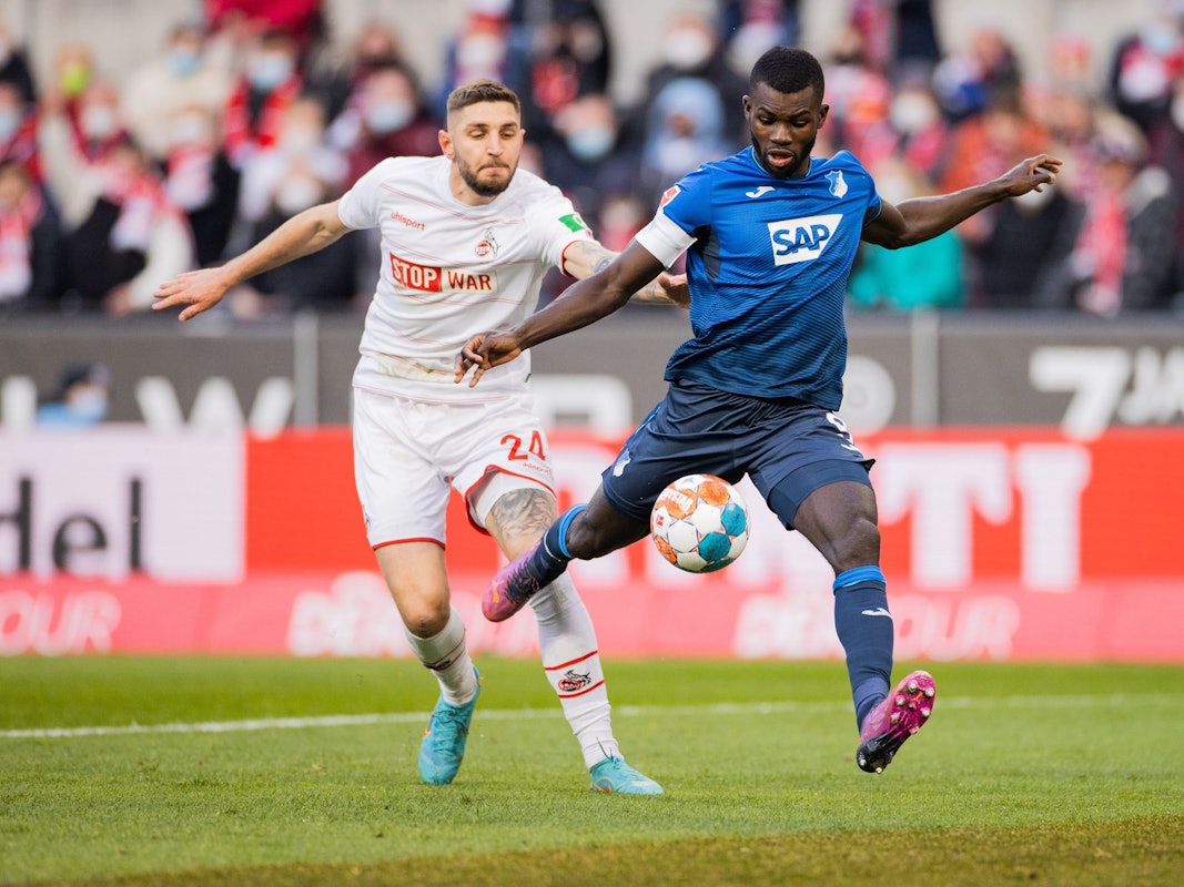 Jeff Chabot im Zweikampf mit Ihlas Bebou.