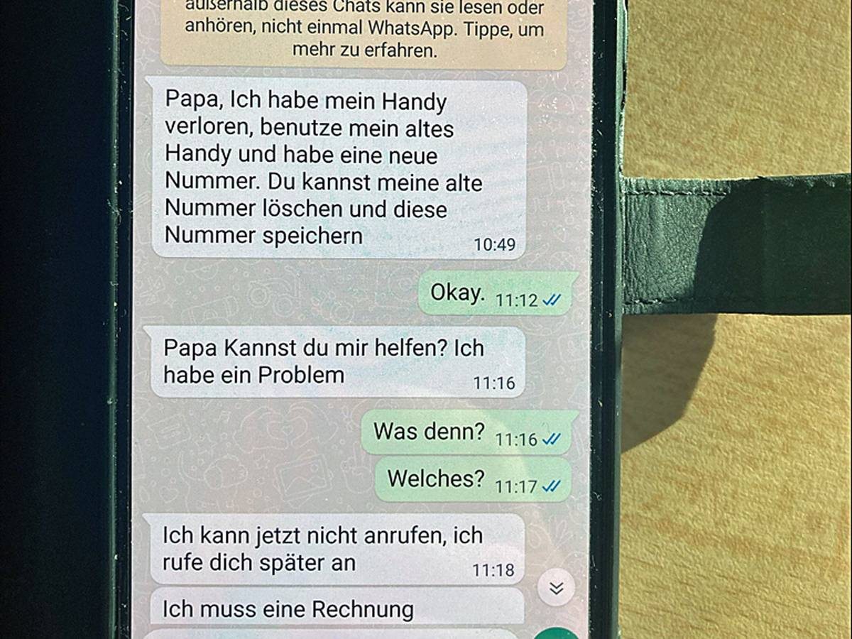 Textnachrichten stehen auf einem Handydisplay.