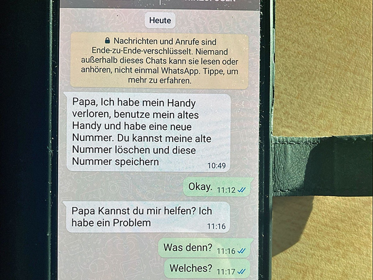 Textnachrichten stehen auf einem Handydisplay.