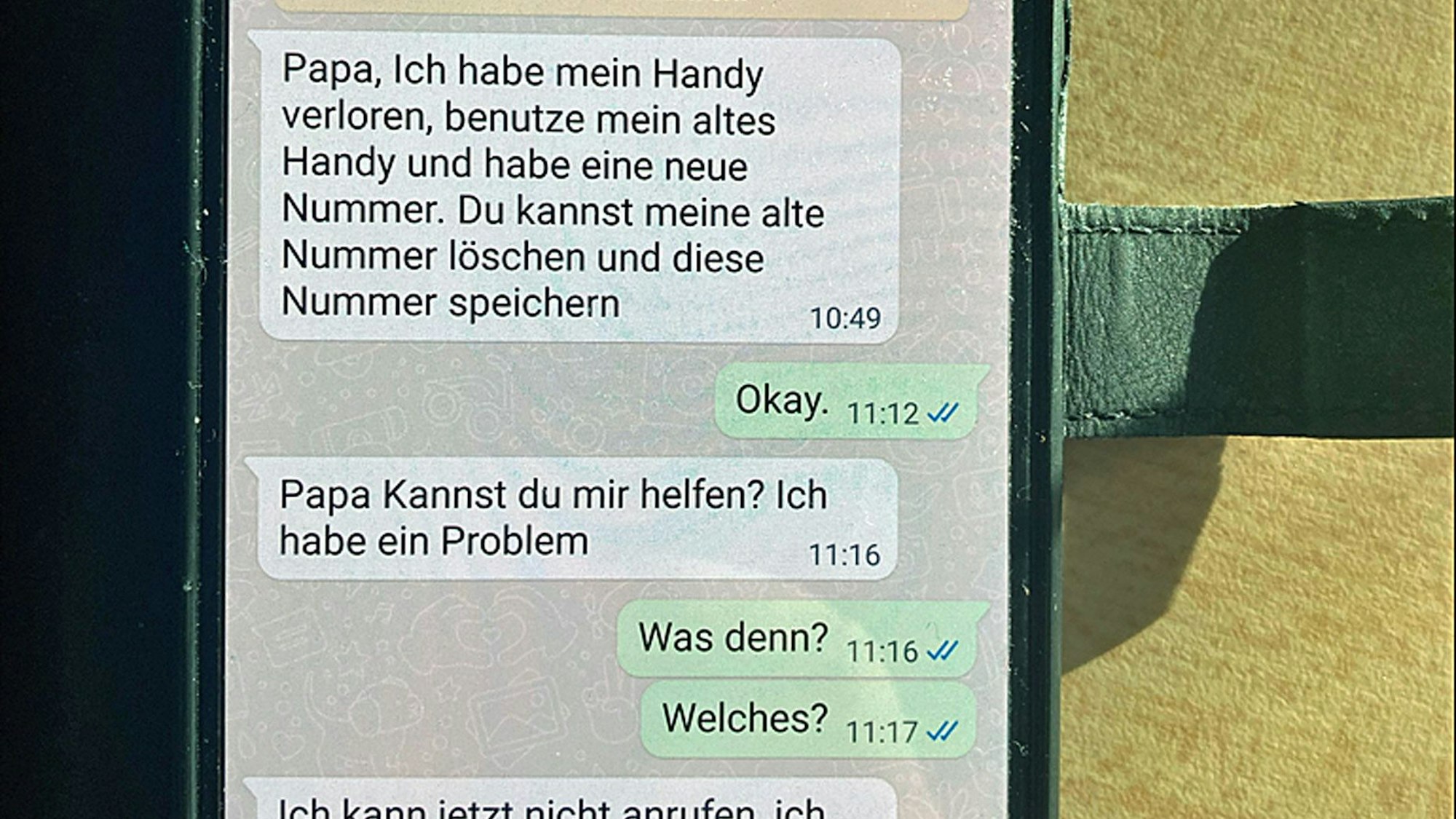 Textnachrichten stehen auf einem Handydisplay.