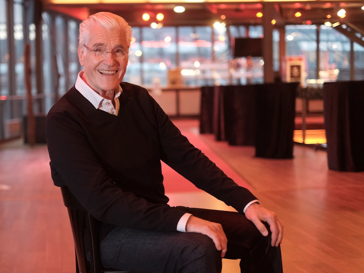 Schauspieler Sky du Mont grinst bei einem Fototermin in die Kamera.