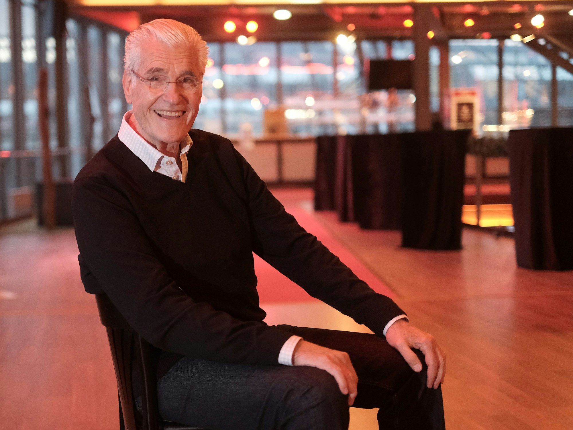 Schauspieler Sky du Mont grinst bei einem Fototermin in die Kamera.