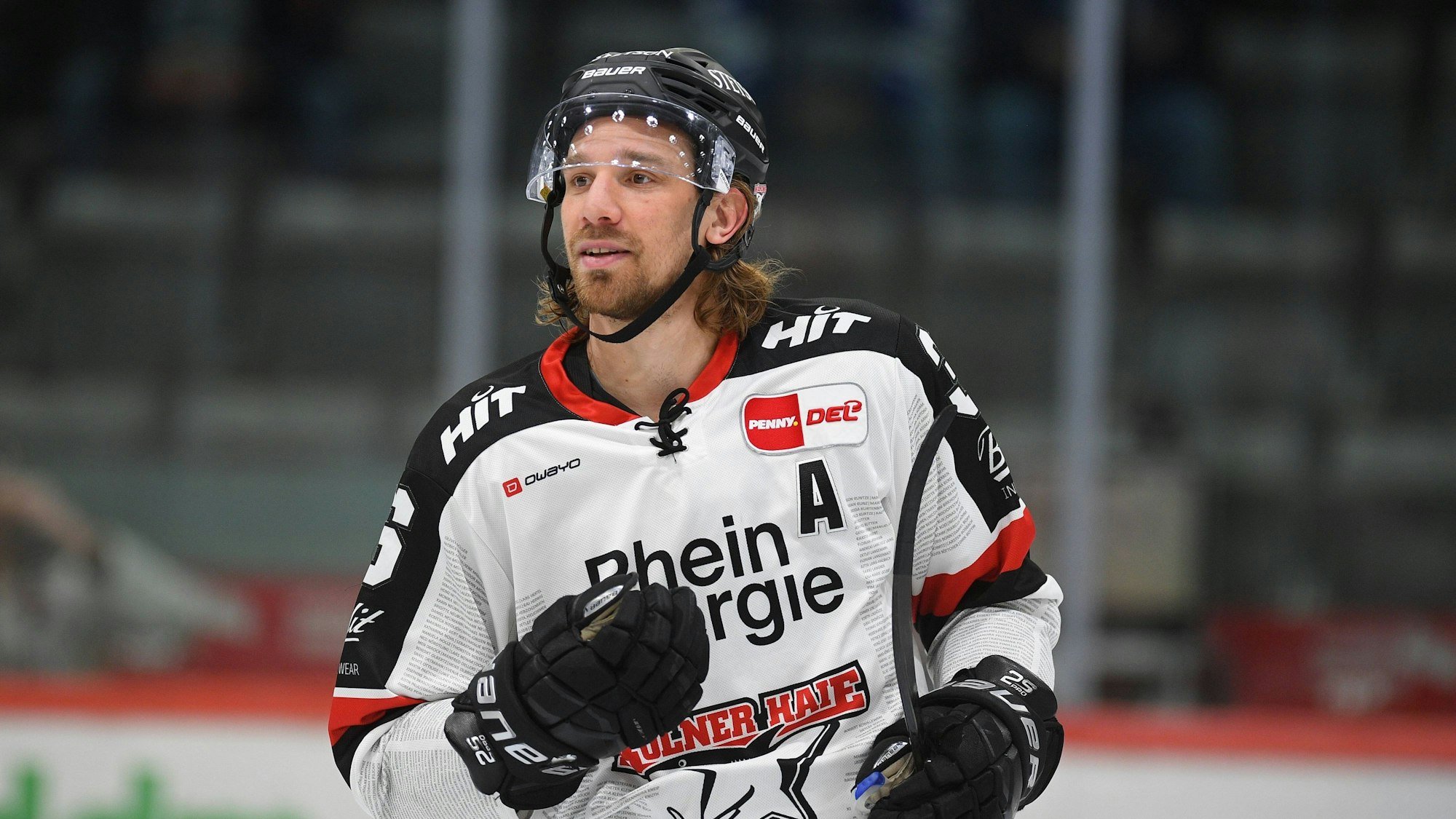 Andreas Thuresson steht auf dem Eis