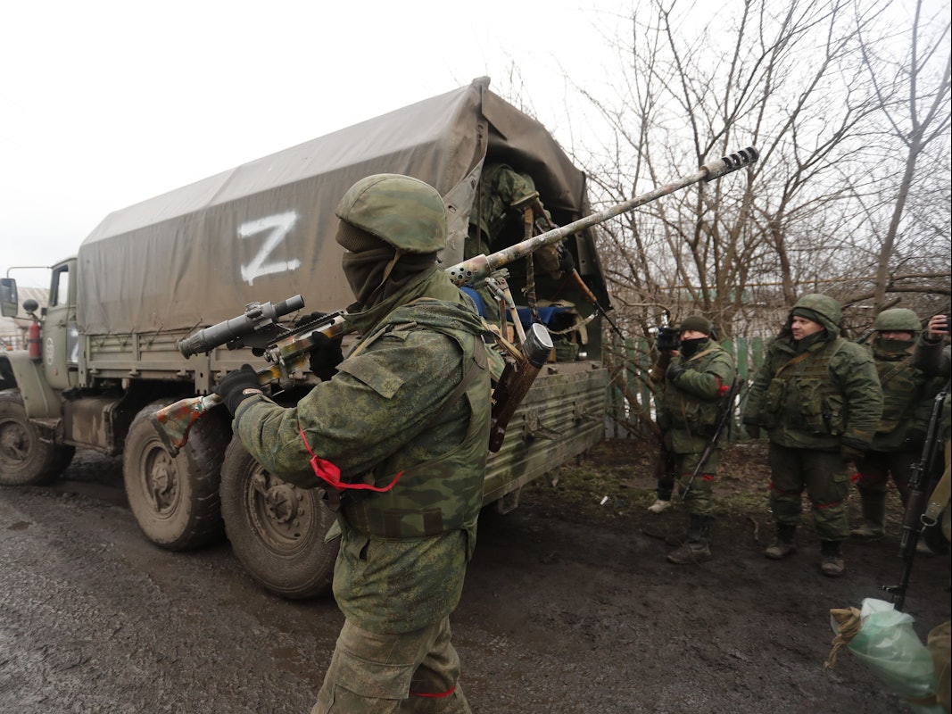 Das von der staatlichen chinesischen Nachrichtenagentur Xinhua verbreitete Bild zeigt bewaffnetes Personal in Donezk.