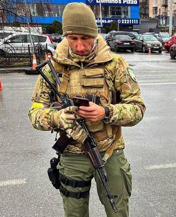 Der frühere Tennis-Profi Sergej Stachowski steht in Militär-Montur in Kyjiw.