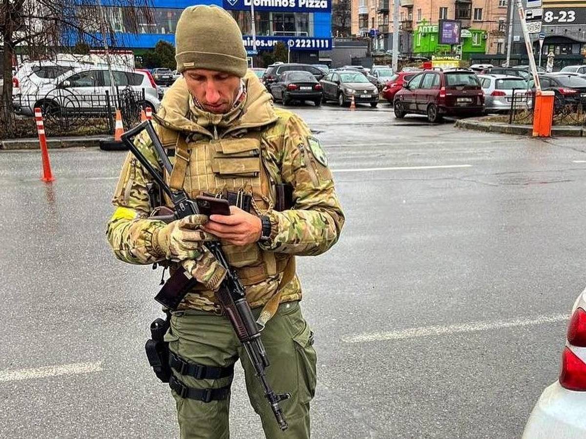 Der frühere Tennis-Profi Sergej Stachowski steht in Militär-Montur in Kyjiw.