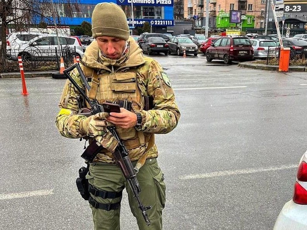 Der frühere Tennis-Profi Sergej Stachowski steht in Militär-Montur in Kyjiw.