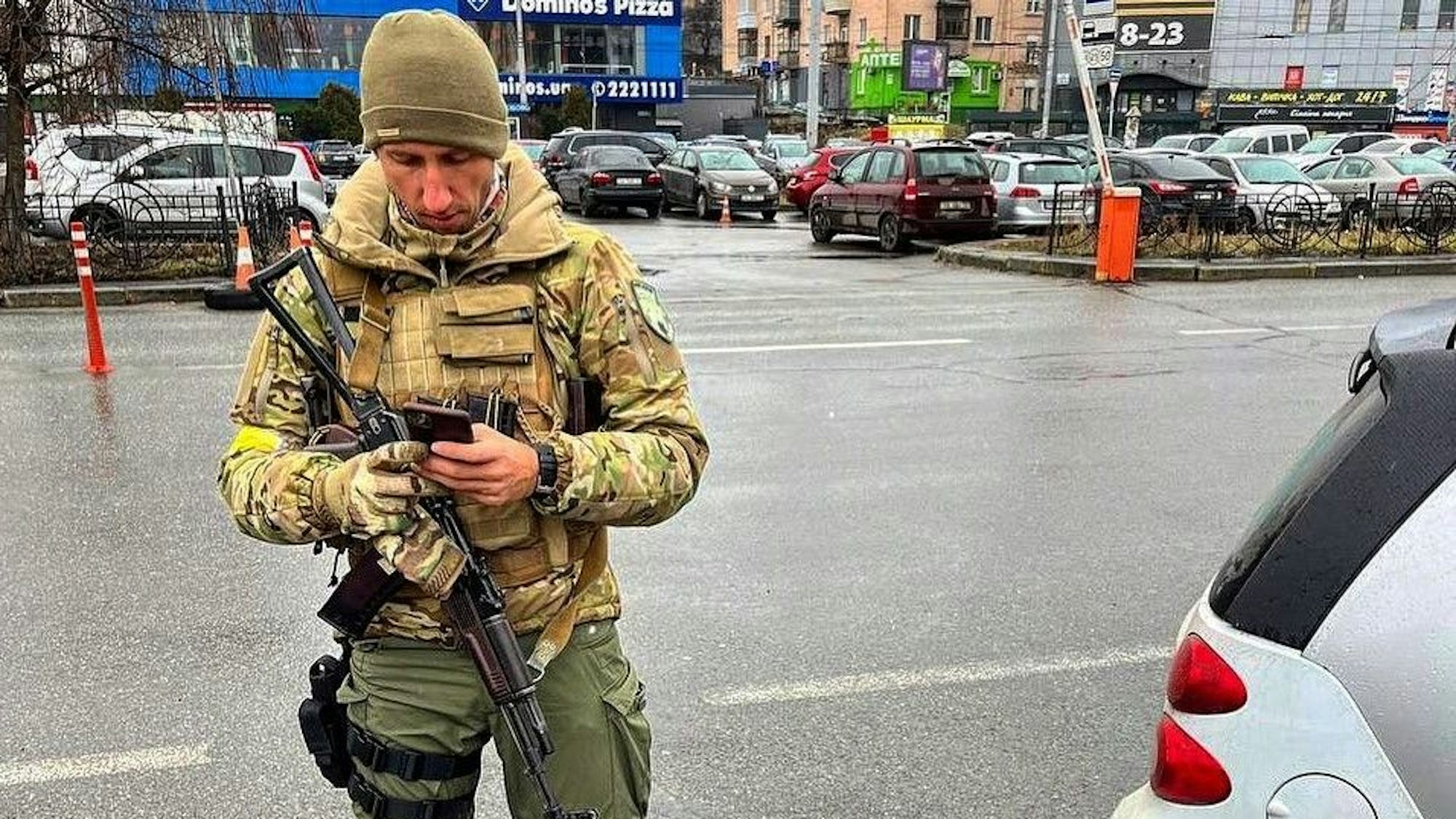 Der frühere Tennis-Profi Sergej Stachowski steht in Militär-Montur in Kiew.