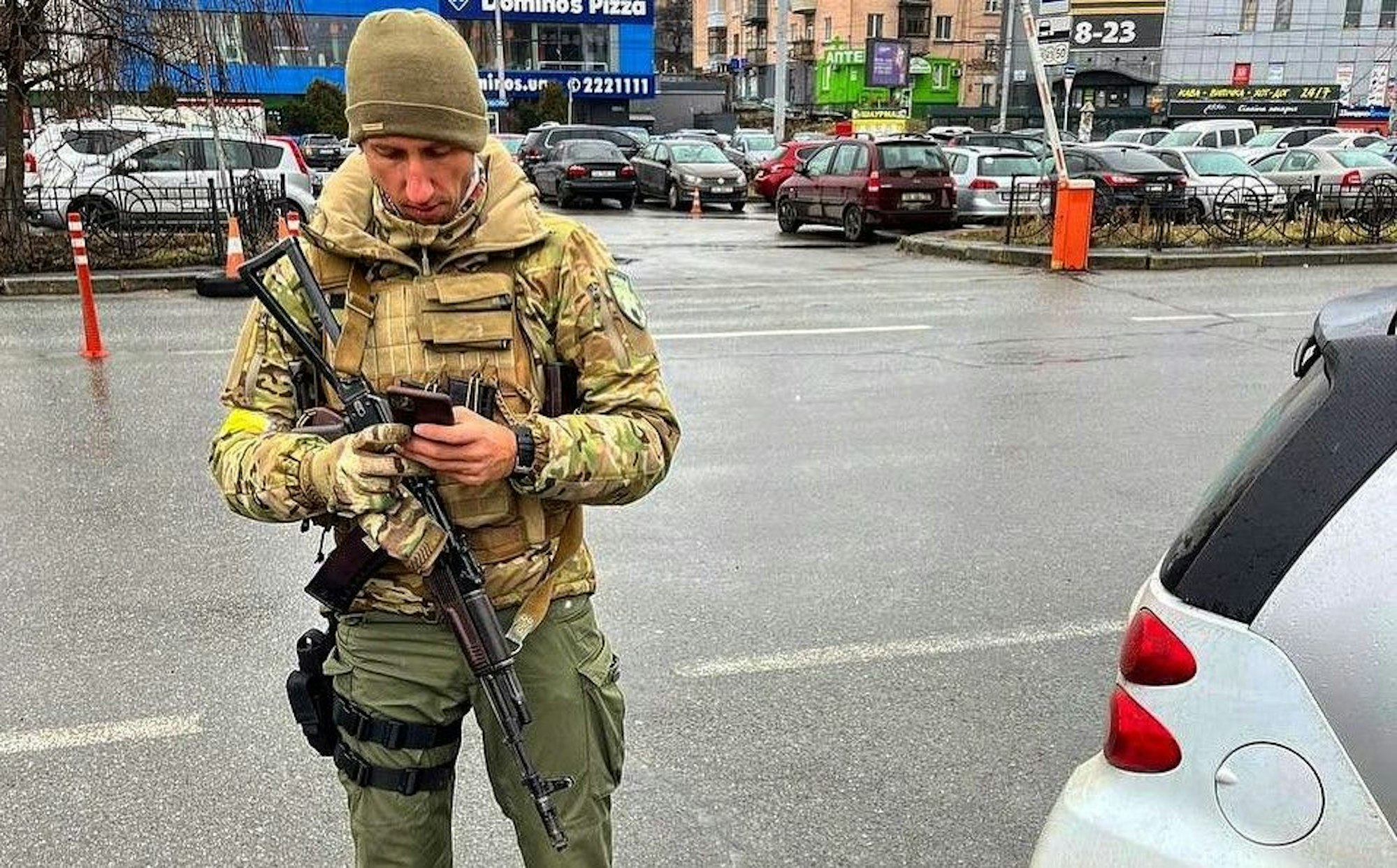 Der frühere Tennis-Profi Sergej Stachowski steht in Militär-Montur in Kyjiw.