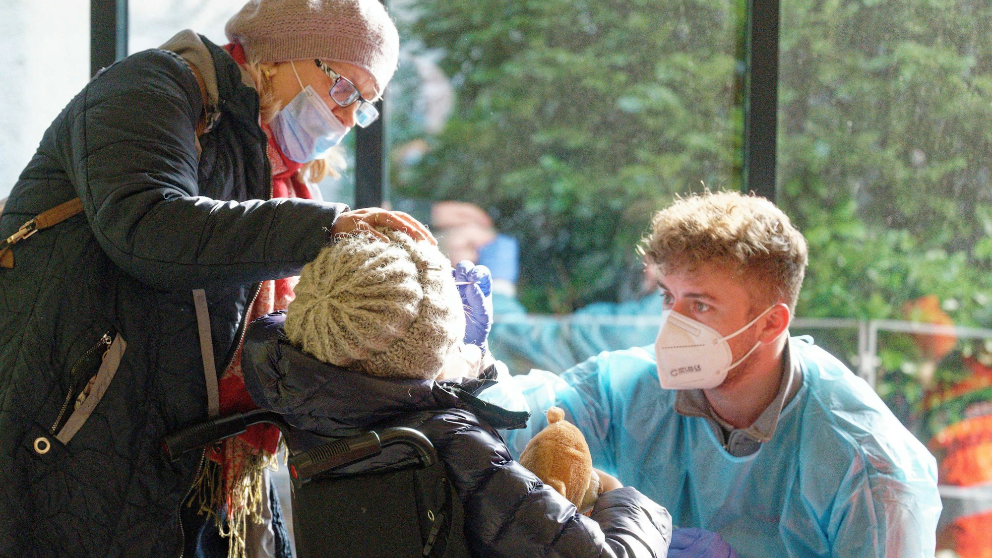 Ein Kind im Rollstuhl wird auf das Coronavirus getestet.