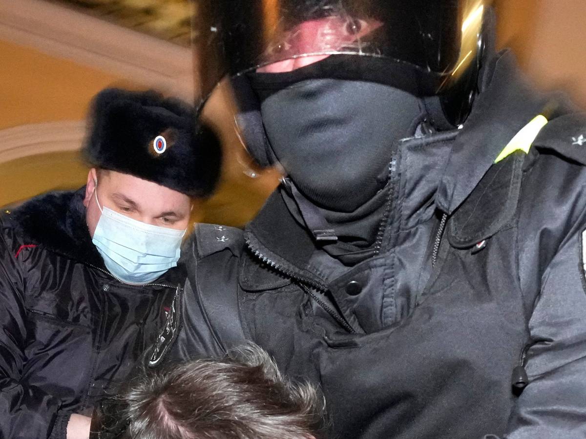 Die Polizei nimmt am 2. März in St. Petersburg einen Demonstranten während eines Protestes gegen den Krieg in der Ukraine fest. Tausende Menschen wurden festgenommen, darunter auch Alte und kleine Kinder.