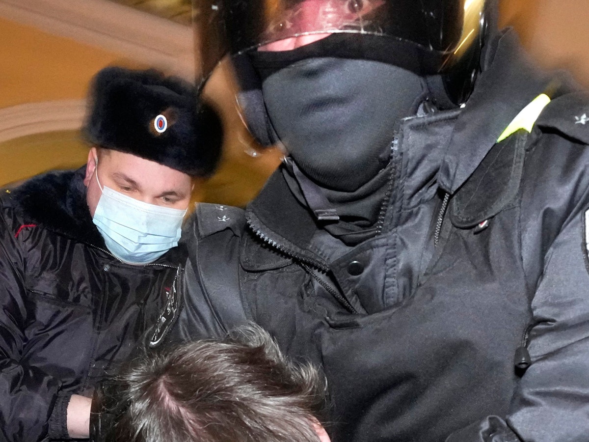 Die Polizei nimmt am 2. März in St. Petersburg einen Demonstranten während eines Protestes gegen den Krieg in der Ukraine fest. Tausende Menschen wurden festgenommen, darunter auch Alte und kleine Kinder.