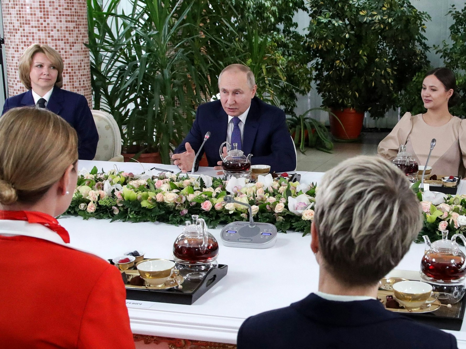 Russian President Vladimir Putin (C) speaks during his meeting with Aeroflot employees outside Moscow on March 5, 2022. - Russian President Vladimir Putin said Saturday that any country that sought to impose a no-fly zone over Ukraine would be considered by Moscow to have entered the conflict. (Photo by Mikhail KLIMENTYEV / SPUTNIK / AFP)