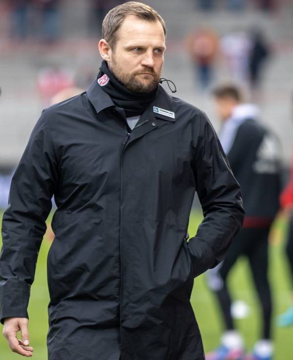 Trainer Bo Svensson von FSV Mainz betritt das Stadion.