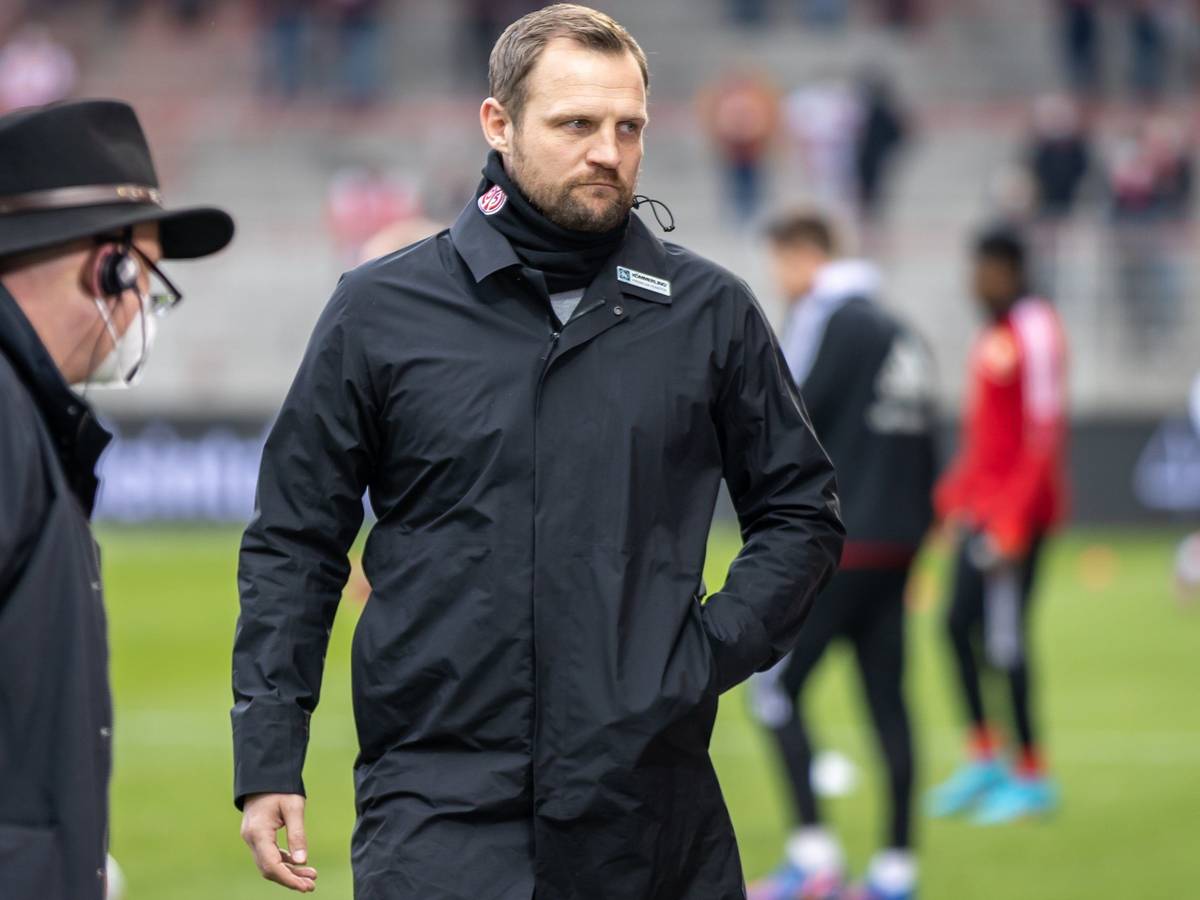 Trainer Bo Svensson von FSV Mainz betritt das Stadion.