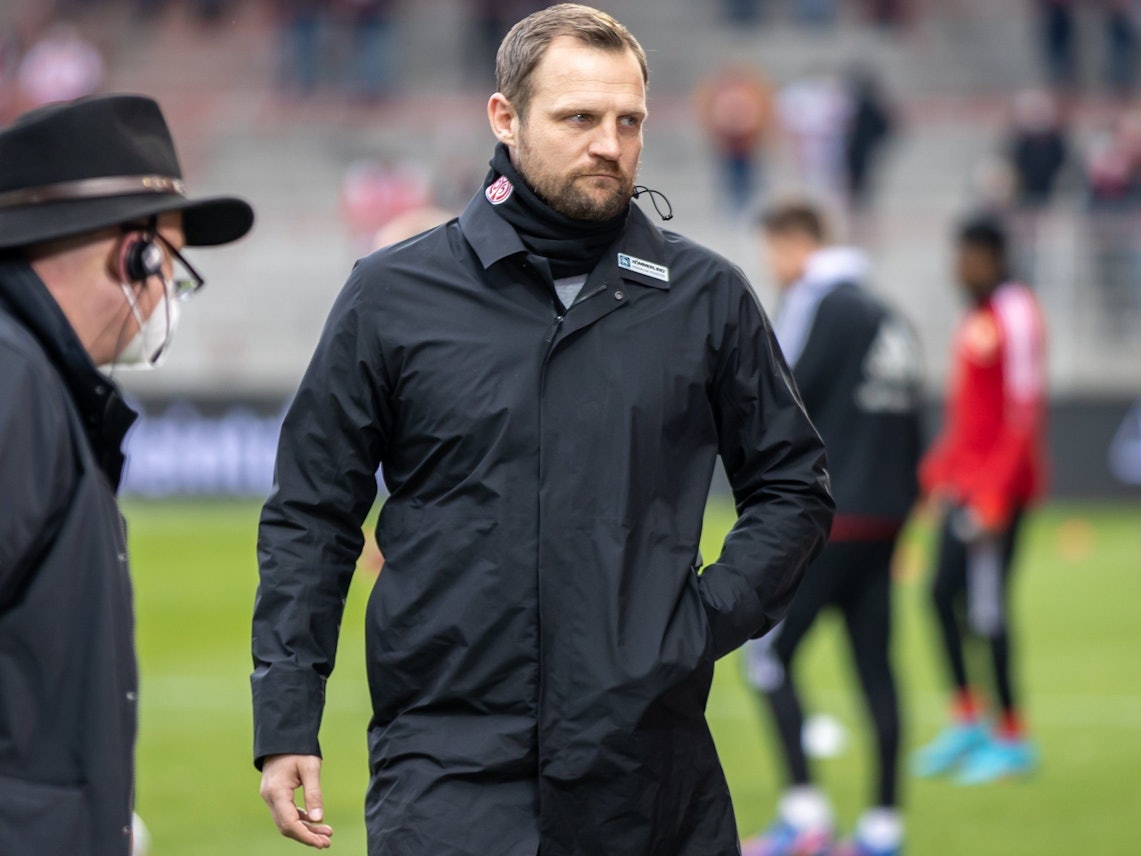 Trainer Bo Svensson von FSV Mainz betritt das Stadion.