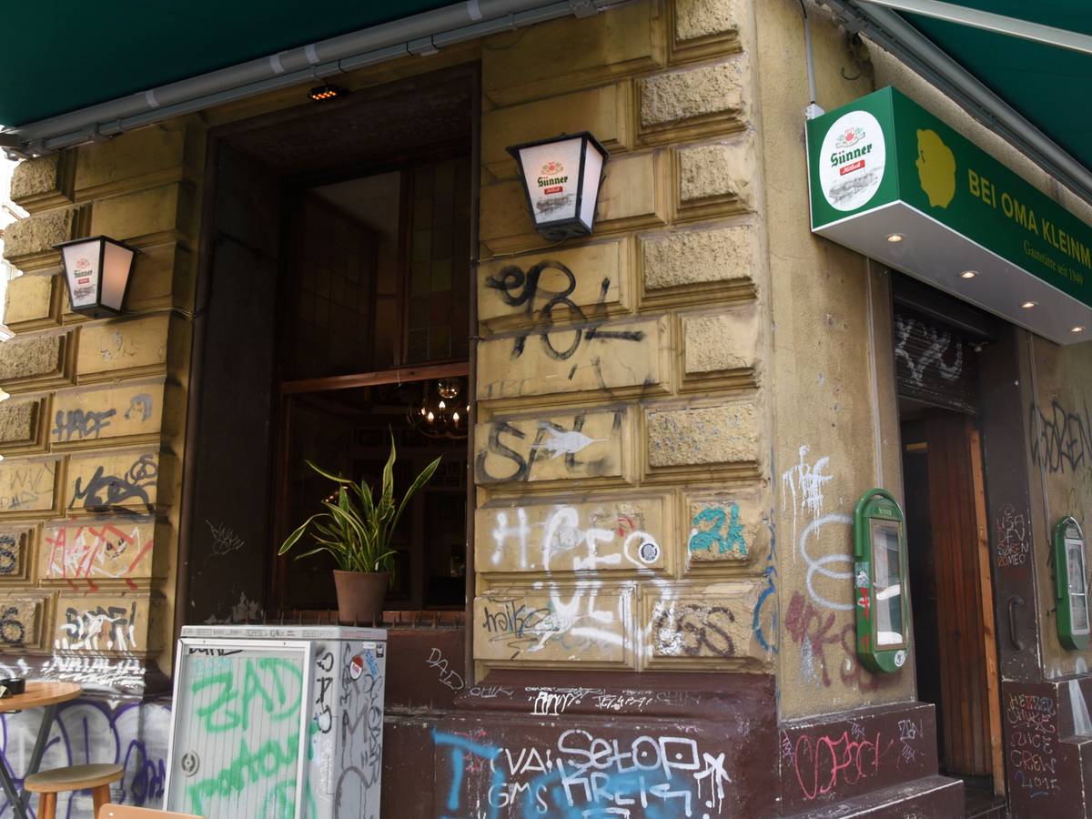 Eingang zum Lokal Bei Oma Kleinmann in Köln.