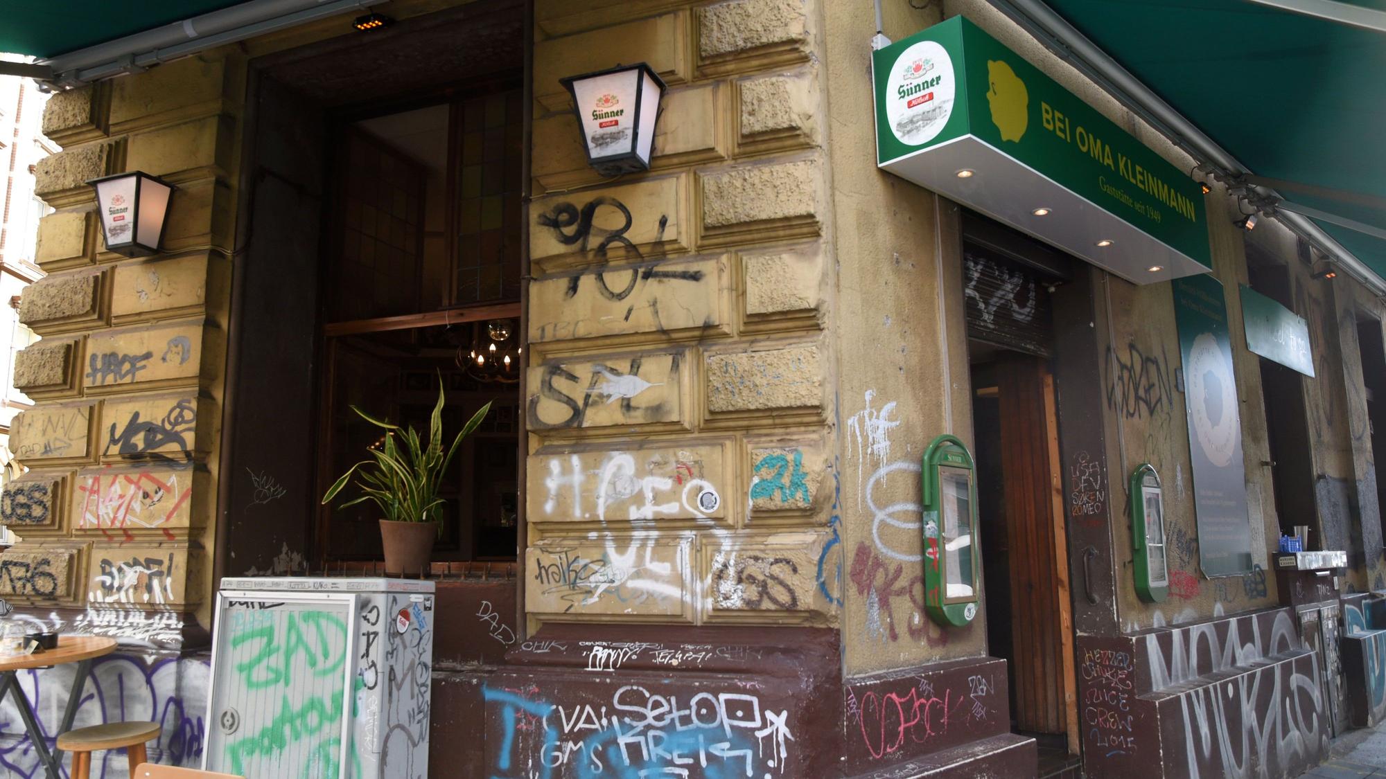 Eingang zum Lokal Bei Oma Kleinmann in Köln.