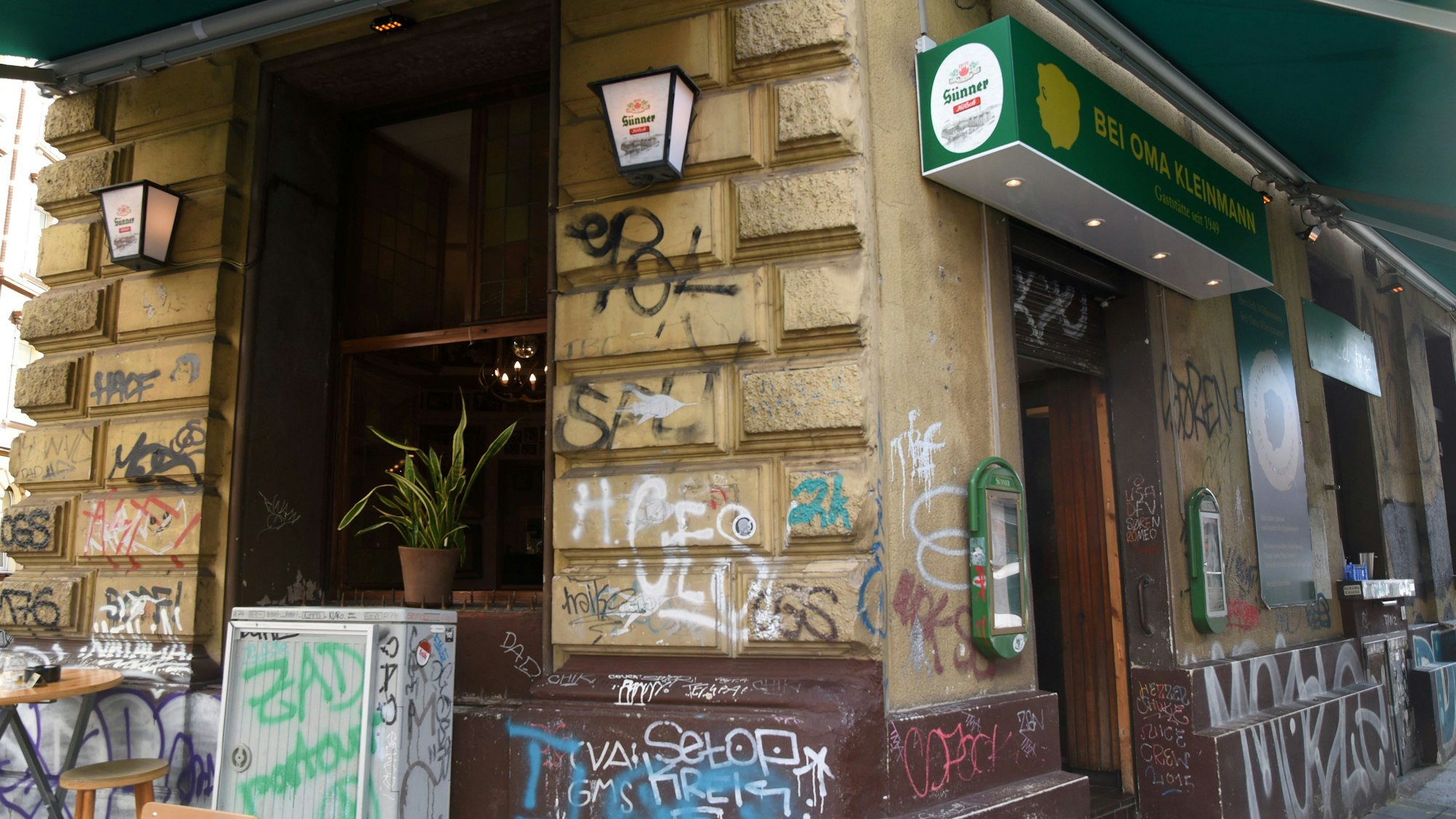 Eingang zum Lokal Bei Oma Kleinmann in Köln.