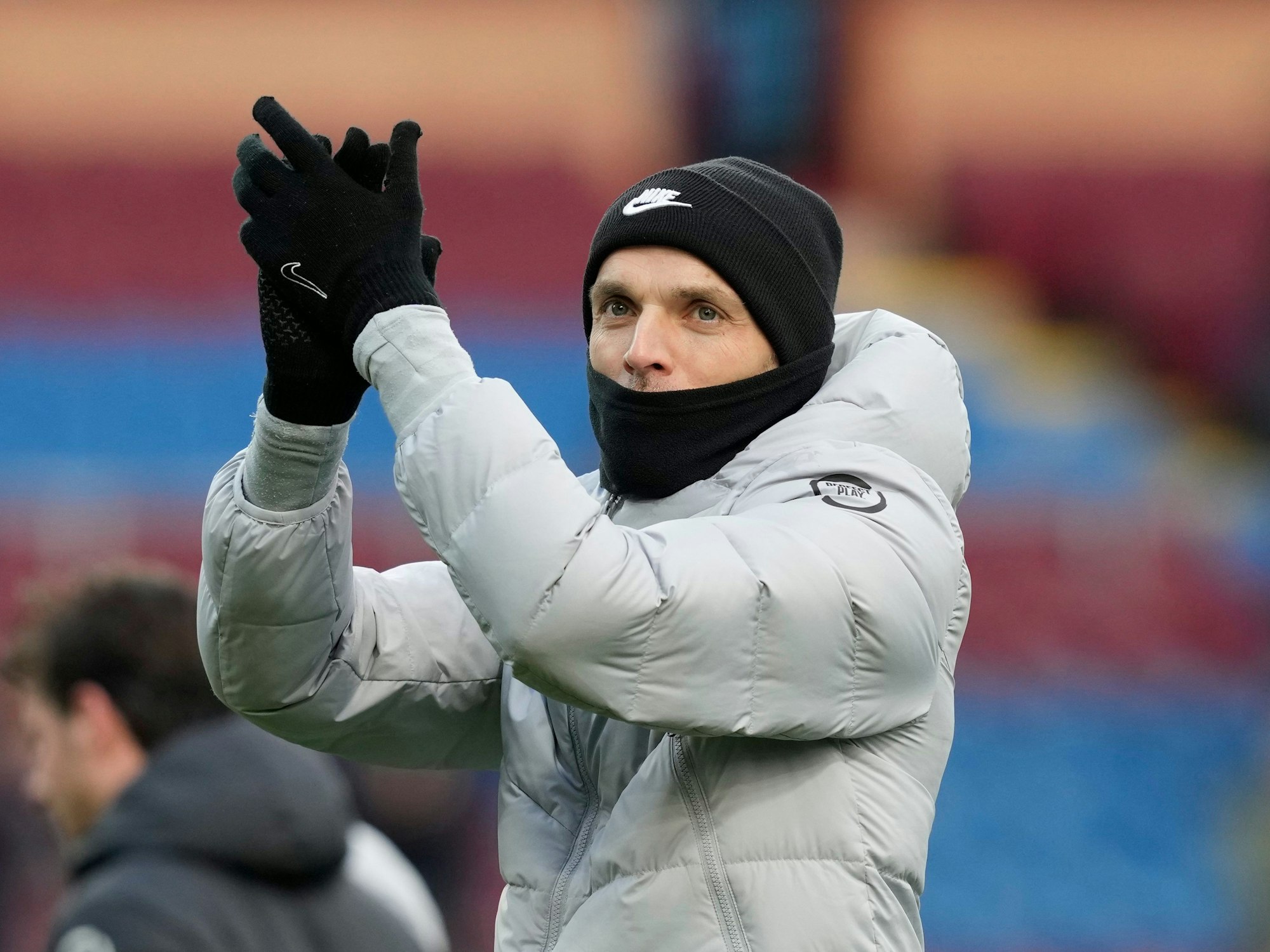 Thomas Tuchel applaudiert den Chelsea-Fans.