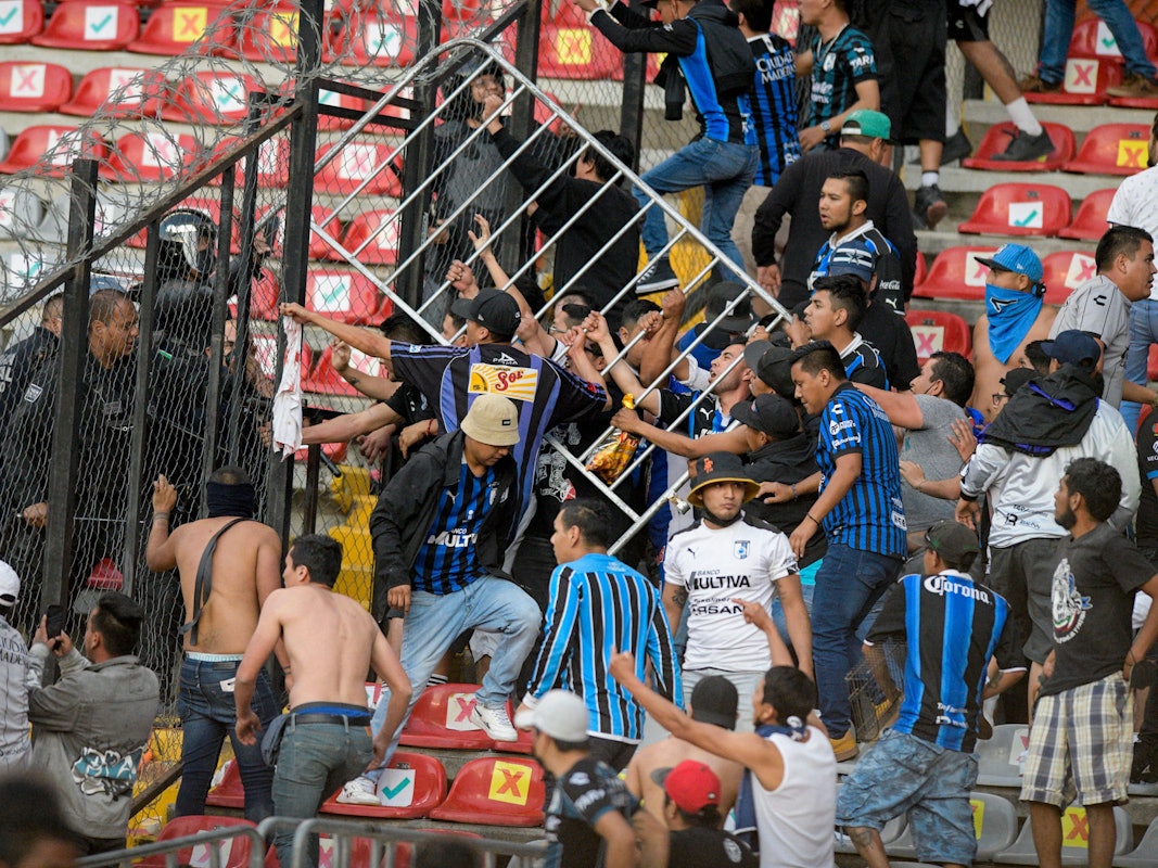 Fans von Querétaro FC und Atlas Guadalajara liefern sich eine wilde Schlägerei im Stadion