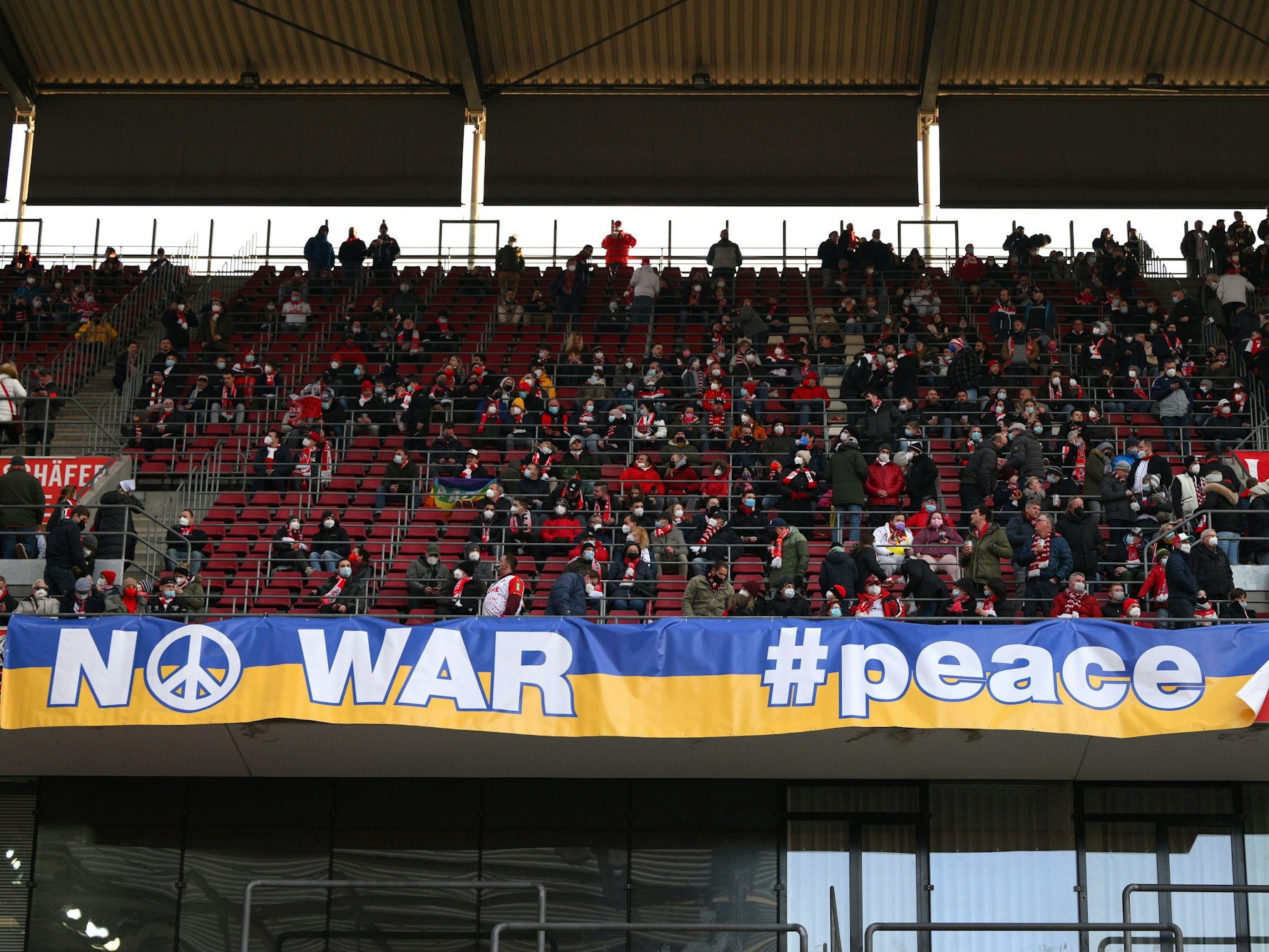 Fans des 1. FC Köln setzte mit Transparenten Zeichen gegen den Krieg.