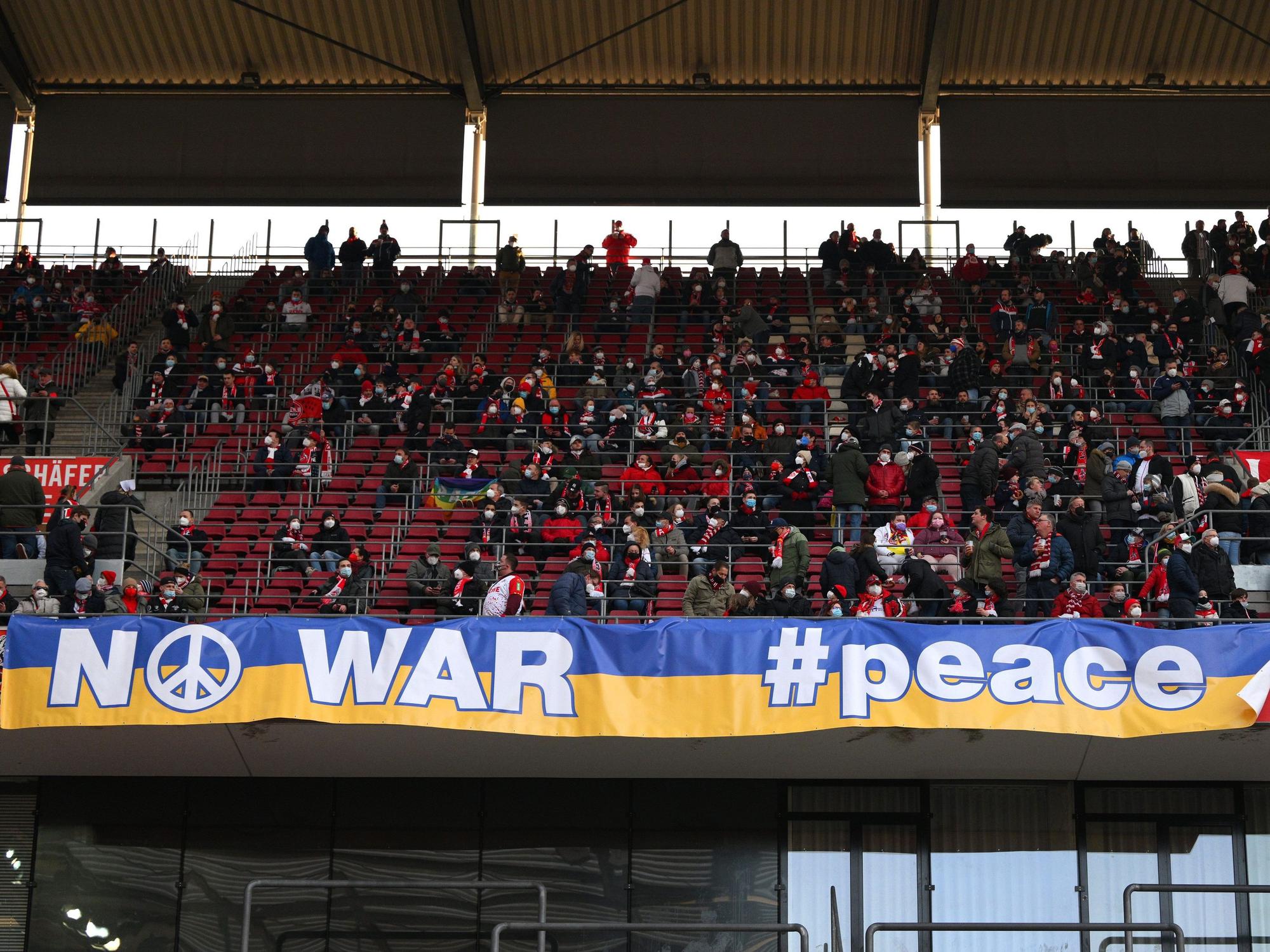 Fans des 1. FC Köln setzte mit Transparenten Zeichen gegen den Krieg.