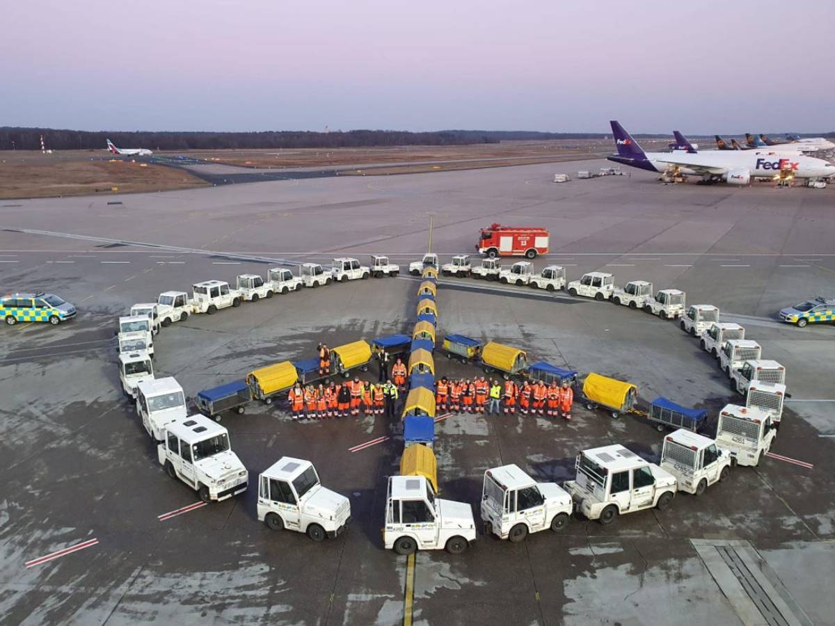 Peace-Zeichen für die Ukraine, geformt aus Fahrzeugen, am Flughafen Köln/Bonn.