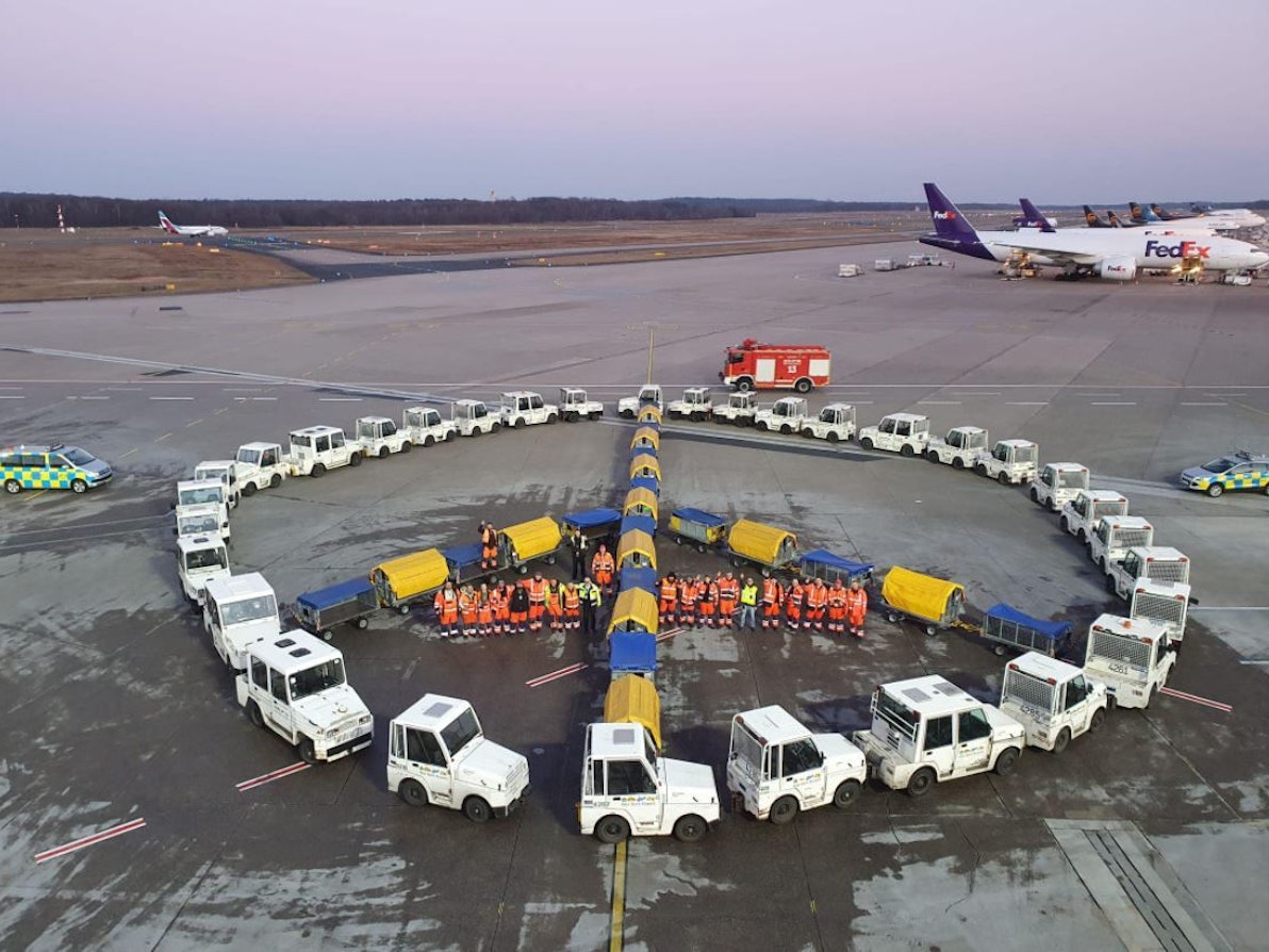 Peace-Zeichen für die Ukraine, geformt aus Fahrzeugen, am Flughafen Köln/Bonn.