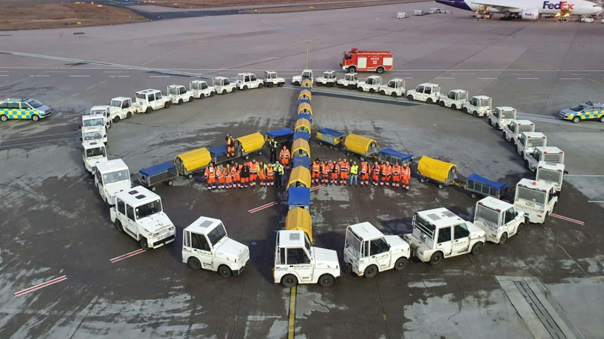 Peace-Zeichen für die Ukraine, geformt aus Fahrzeugen, am Flughafen Köln/Bonn.