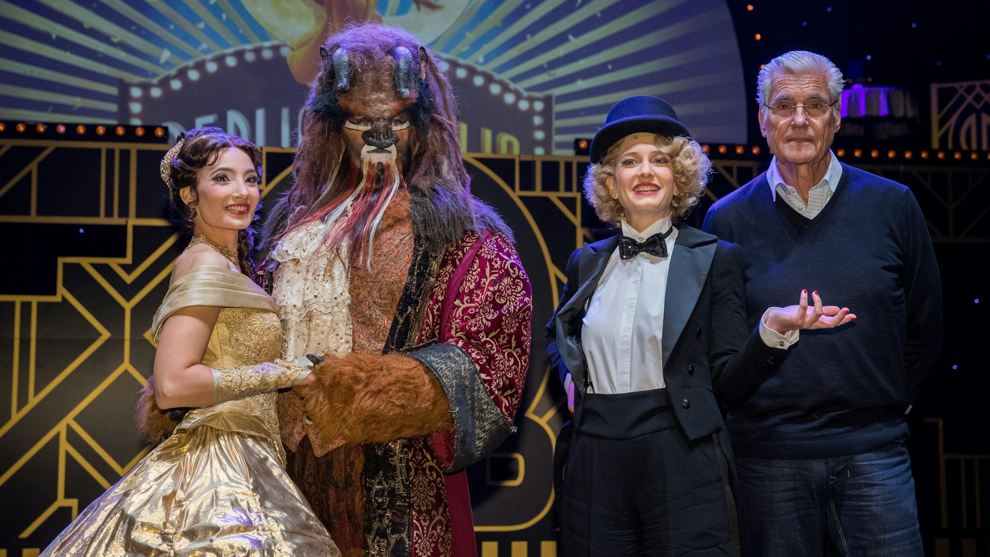 Schauspieler aus unterschiedlichen Musicals posieren für die Kamera.