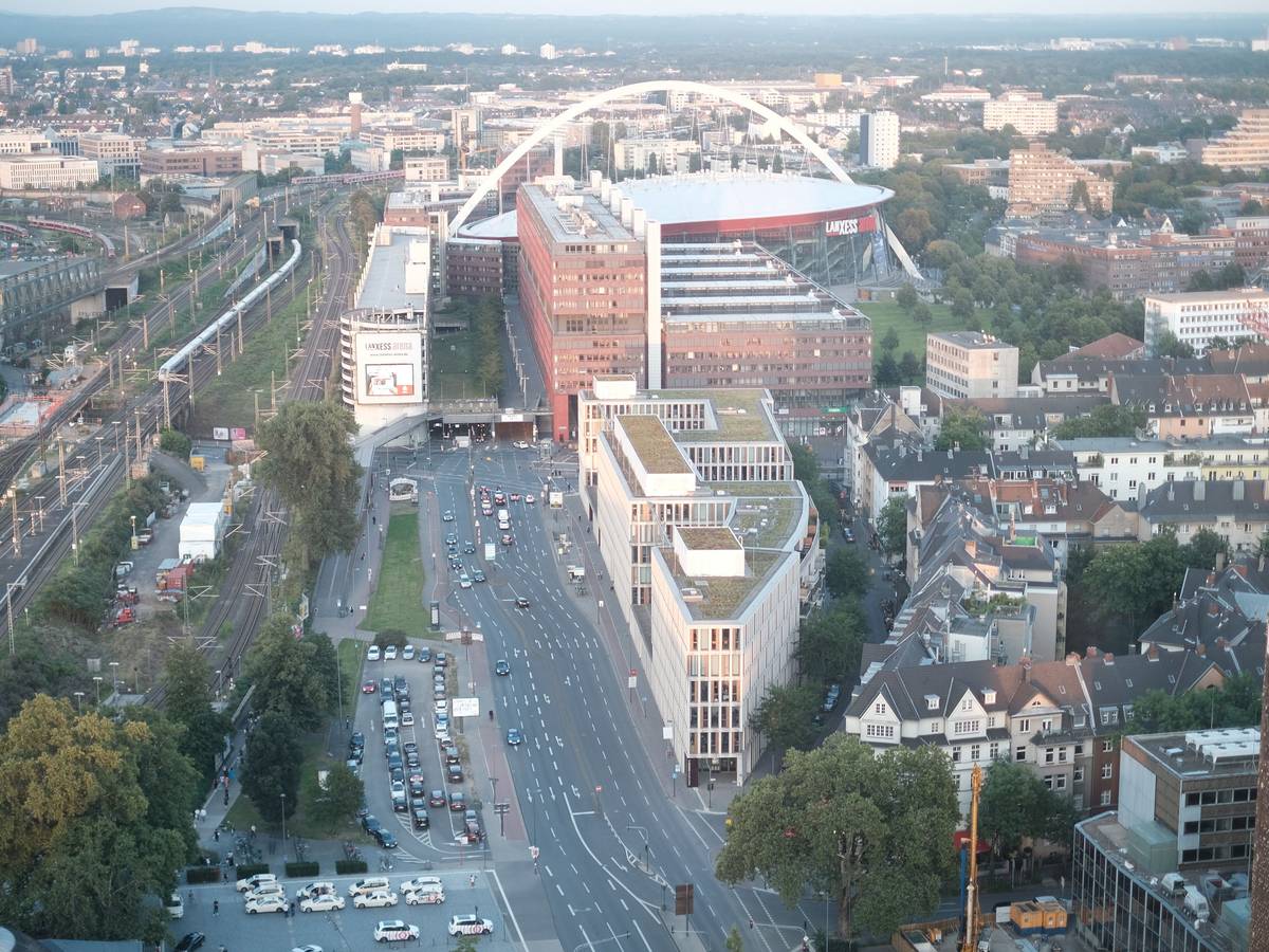 Luftbild von Deutz mit der Lanxess-Arena, der Messe und dem Ottoplatz.
