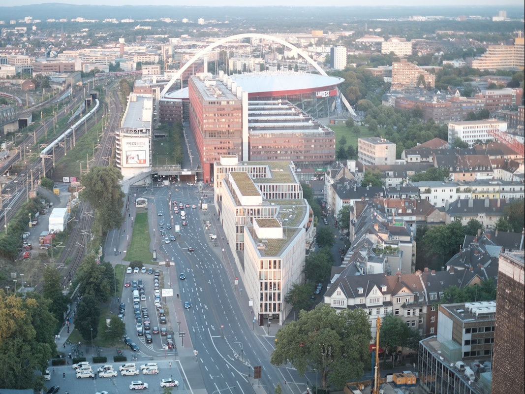 Luftbild von Deutz mit der Lanxess-Arena, der Messe und dem Ottoplatz.
