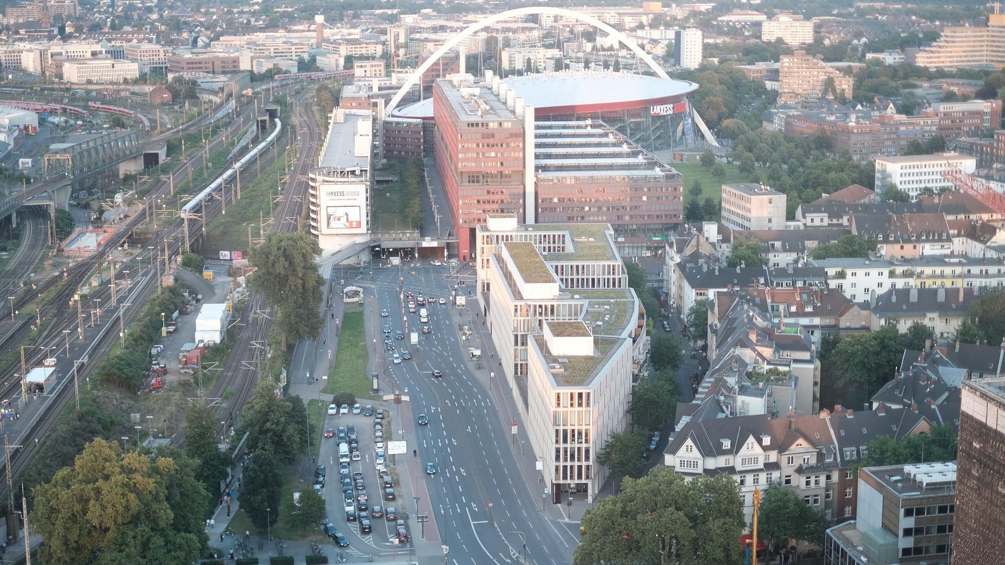 Luftbild von Deutz mit der Lanxess-Arena, der Messe und dem Ottoplatz.