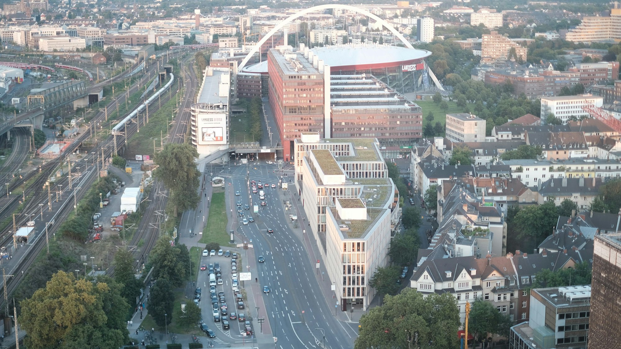 Luftbild von Deutz mit der Lanxess-Arena, der Messe und dem Ottoplatz.
