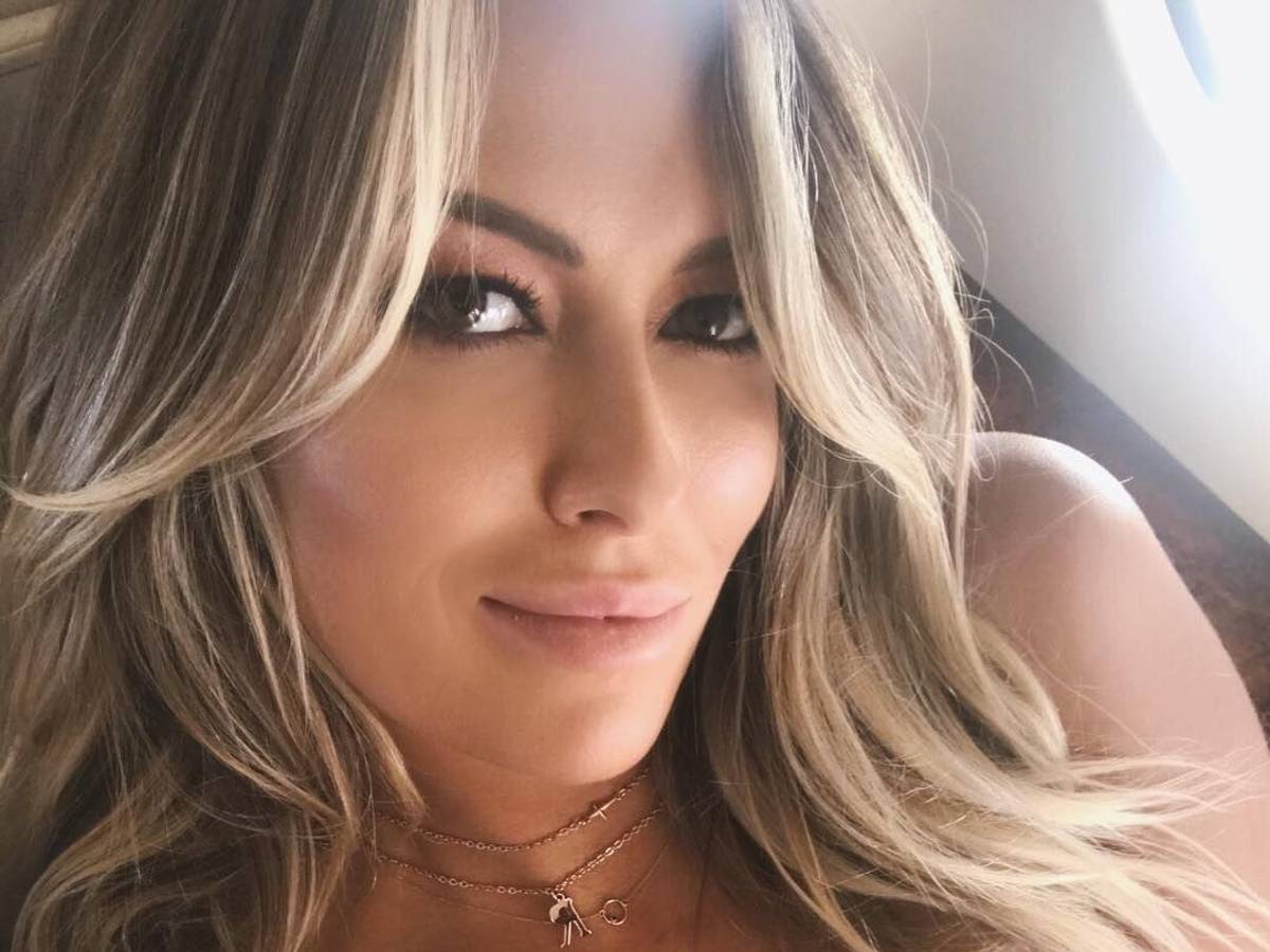 Paulina Gretzky, die schöne Tochter von NHL-Legende Wayne Gretzky, posiert auf einem Selfie.