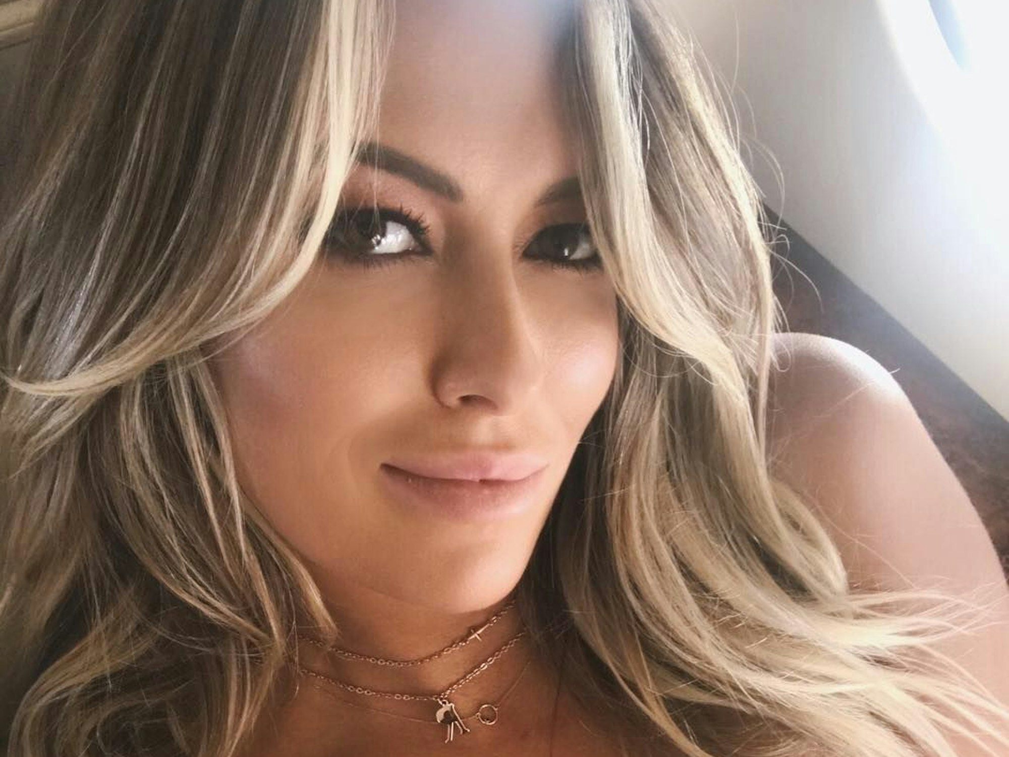 Paulina Gretzky, die schöne Tochter von NHL-Legende Wayne Gretzky, posiert auf einem Selfie.