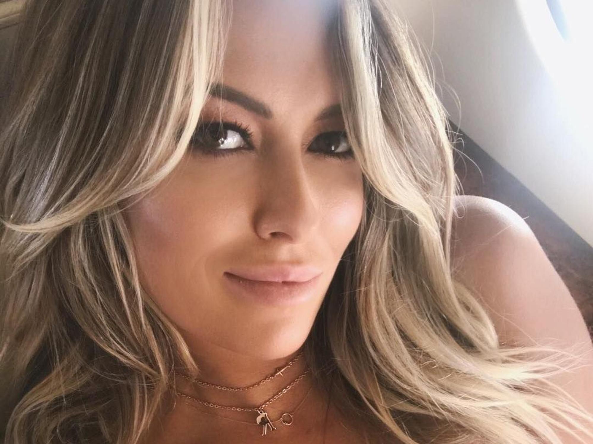 Paulina Gretzky, die schöne Tochter von NHL-Legende Wayne Gretzky, posiert auf einem Selfie.