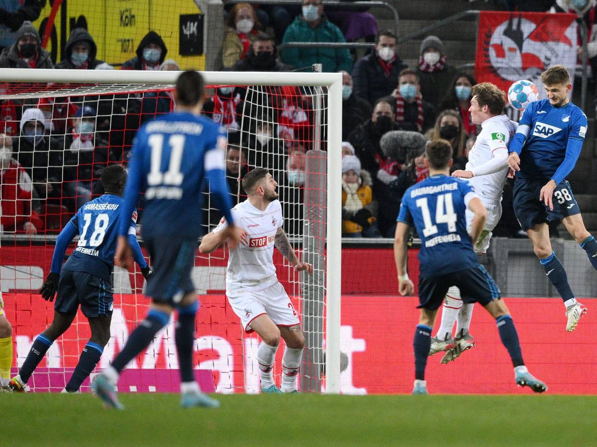 Stefan Posch köpft die TSG Hoffenheim zur Führung beim 1. FC Köln.
