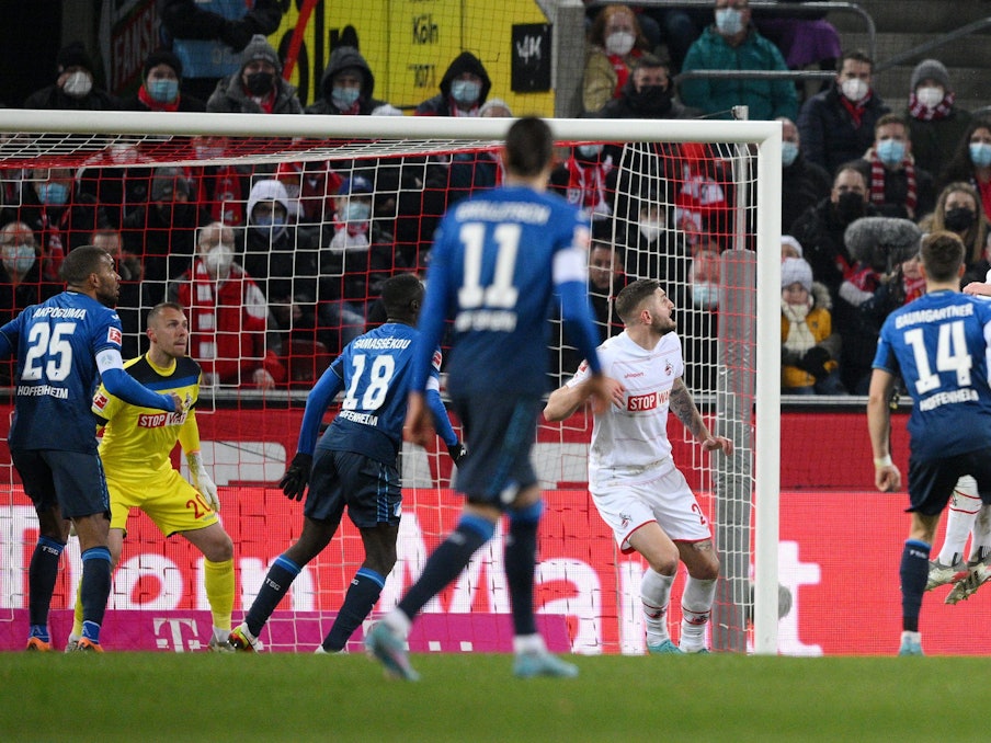 Stefan Posch köpft die TSG Hoffenheim zur Führung beim 1. FC Köln.